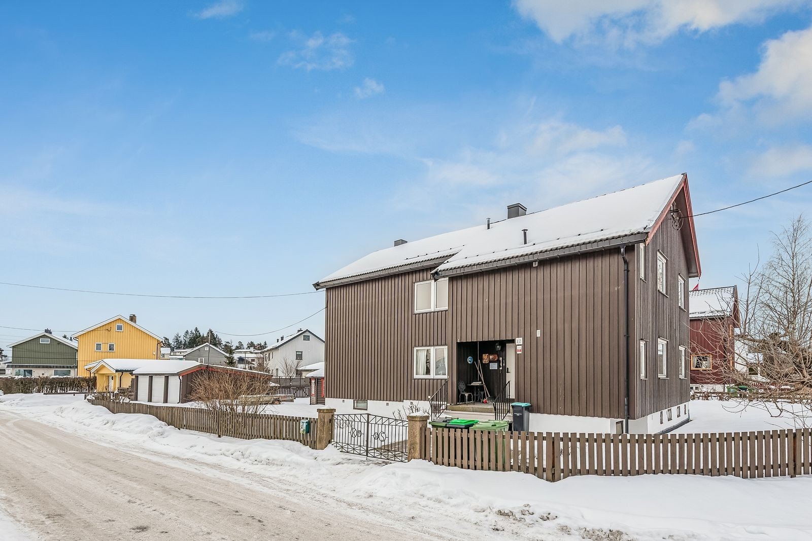 Leiligheten ligger i andre etasje på denne tomannsboligen. Galleribilde