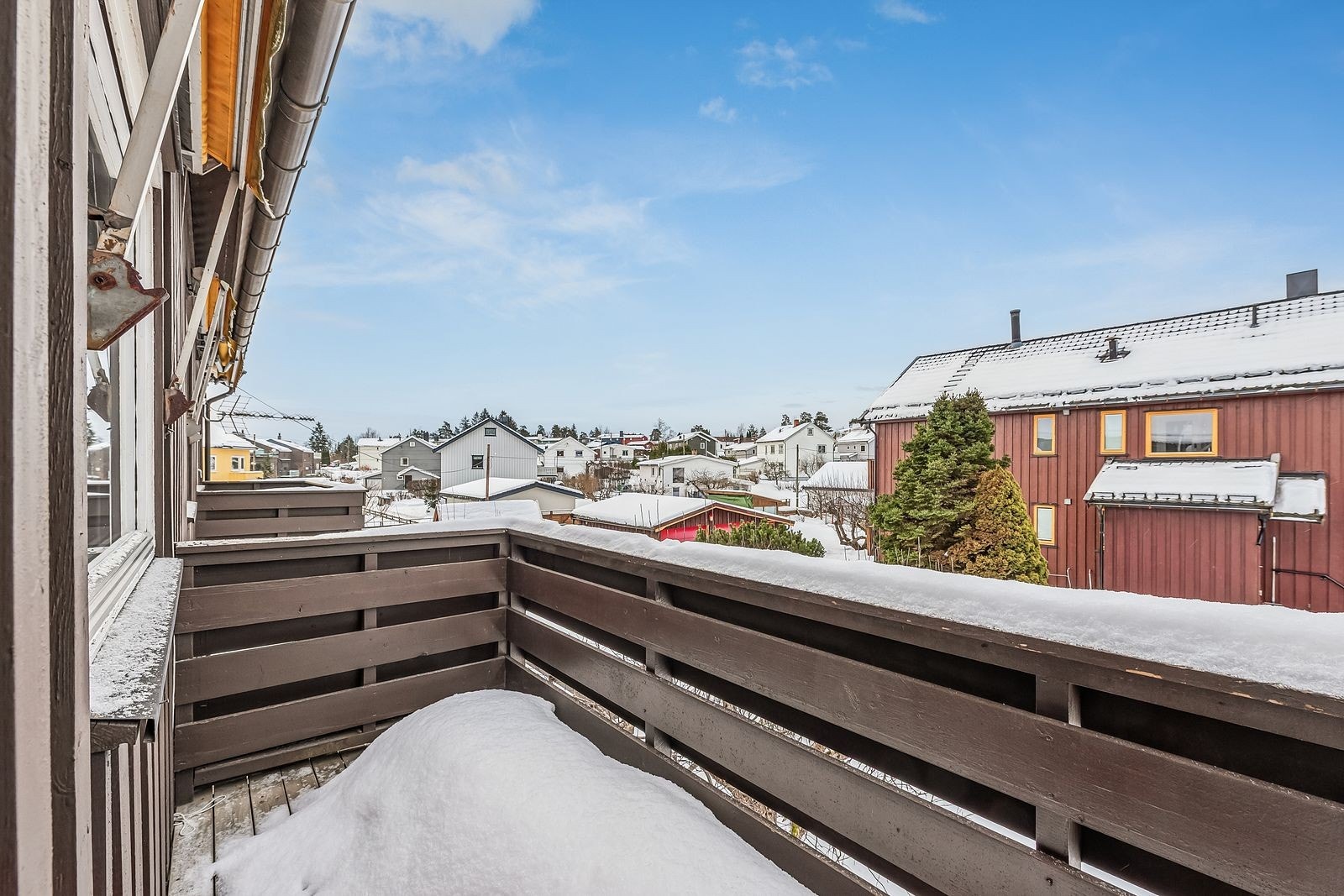 Solrik balkong. I tillegg har disponerer leiligheten en stor del av tomten. Galleribilde