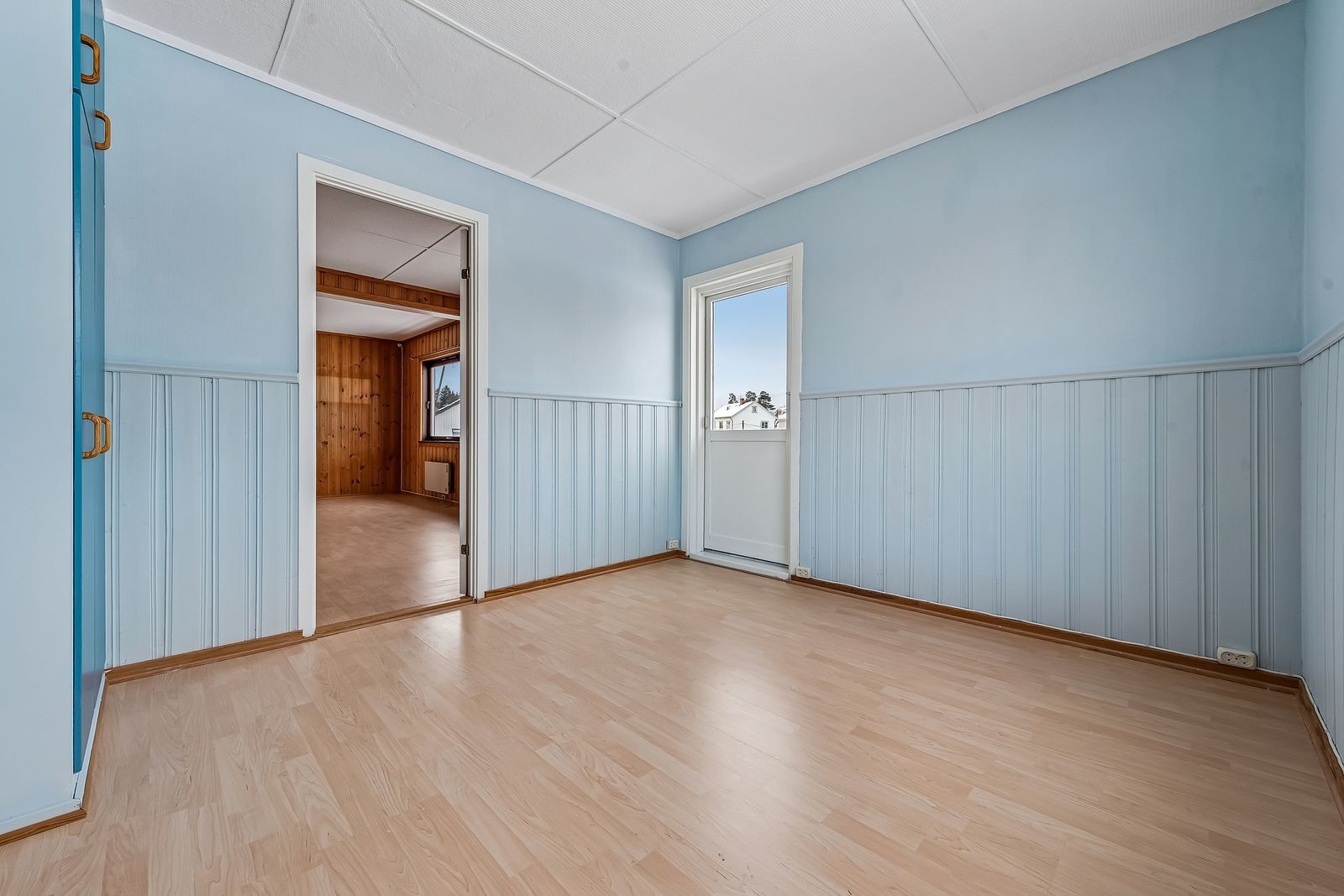 Skapplass på begge soverom. Ene soverom har utgang til solrik balkong. Galleribilde