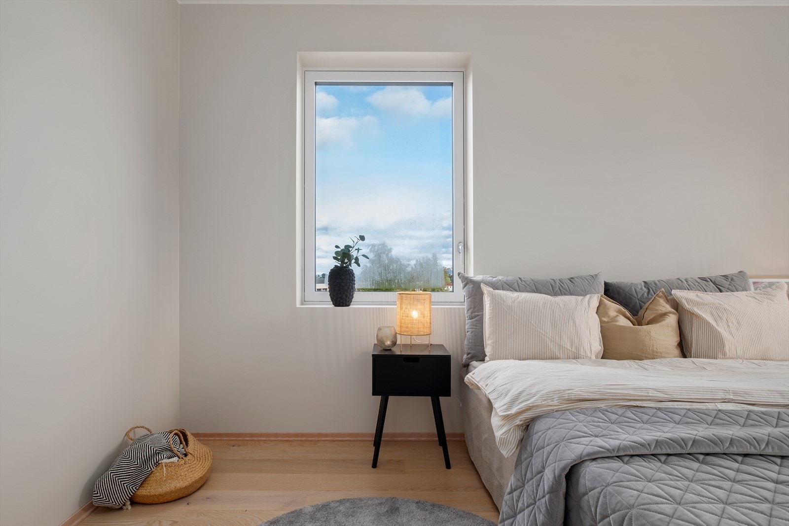 På venstre side har du plass til en stor garderobe på ca. 2 meter. Se plantegning. Galleribilde