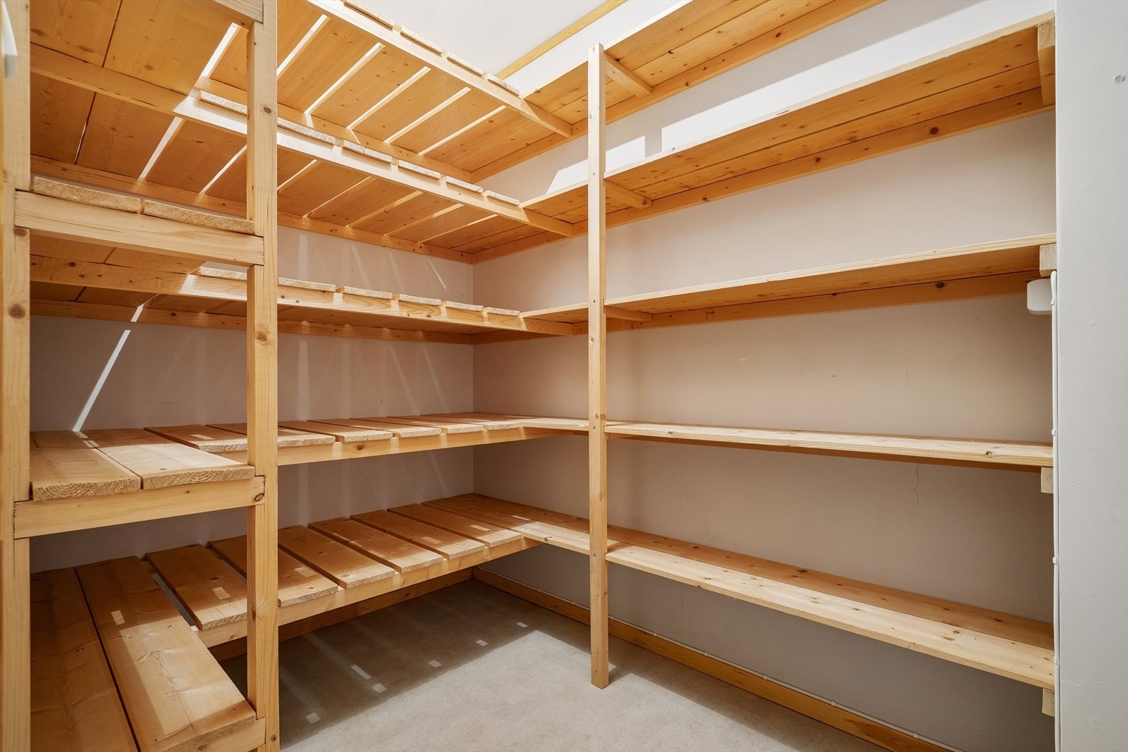 Bod med god hylleplass Galleribilde