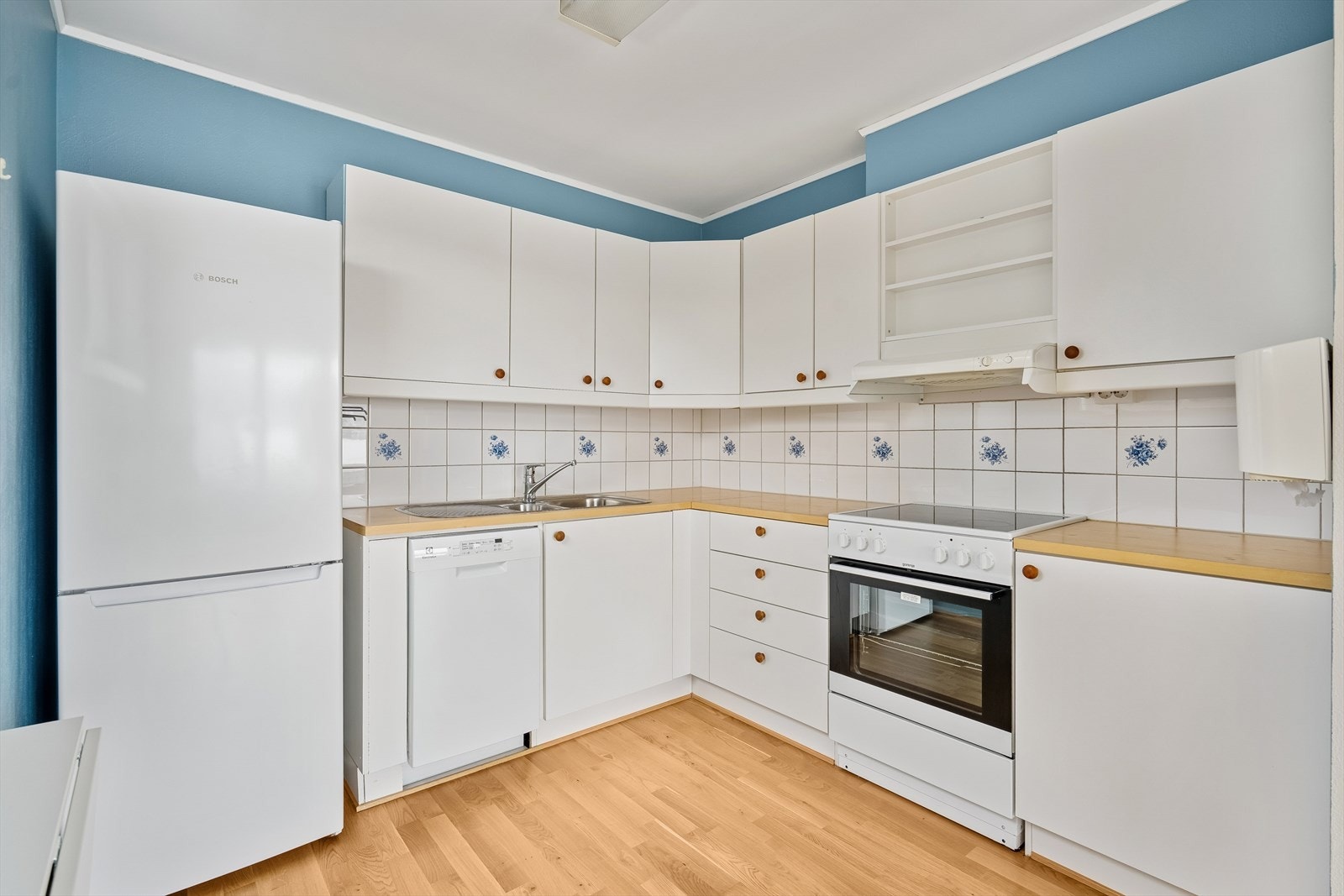 Kjøkken -kjøleskap/frys, oppvaskmaskin og stekeovn/komfyr, medfølger Galleribilde