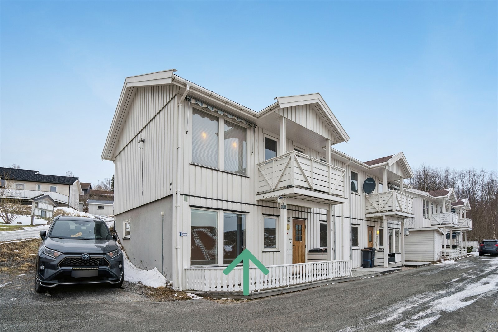 Velkommen til Setsåbakken 2. Parkering ved siden av boligen. Foto: EFKT. Fotograf Tom Antonsen Galleribilde