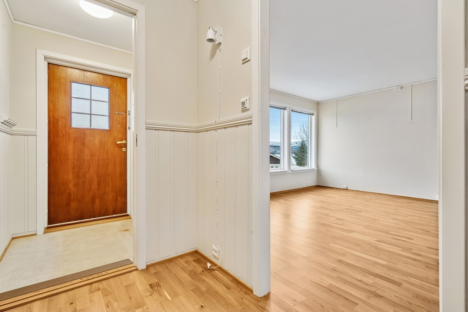 Entré med inngangsdøren Galleribilde