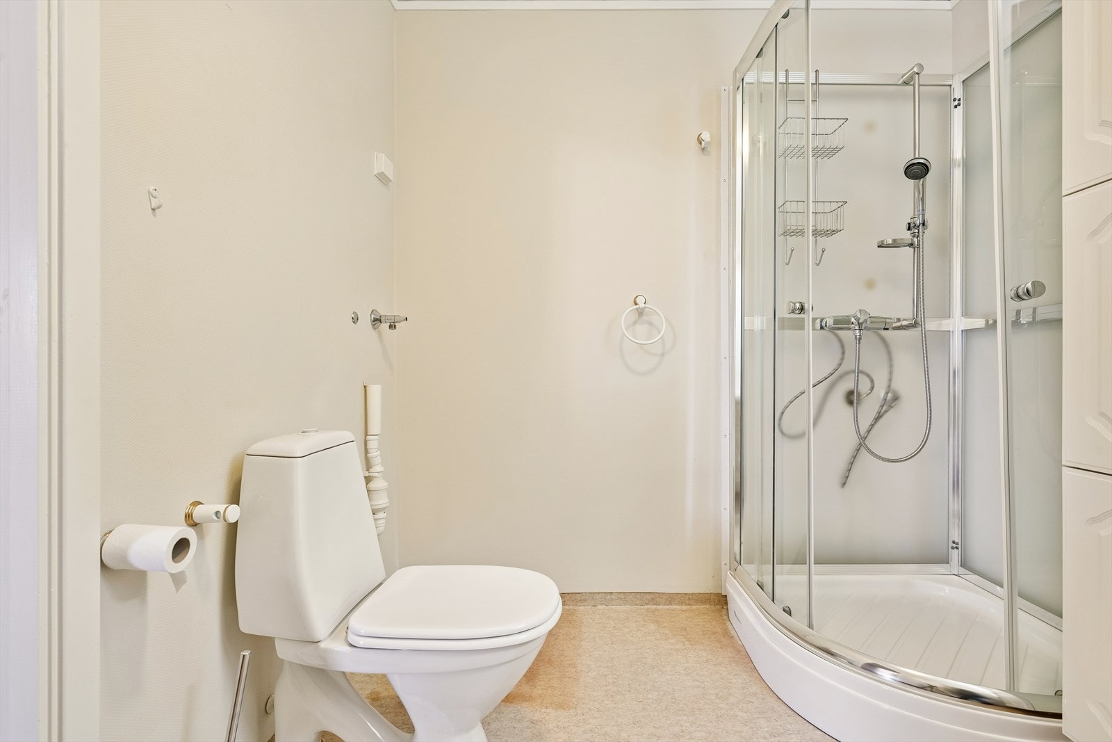 Bad med dusjkabinett og opplegg vaskemaskin Galleribilde