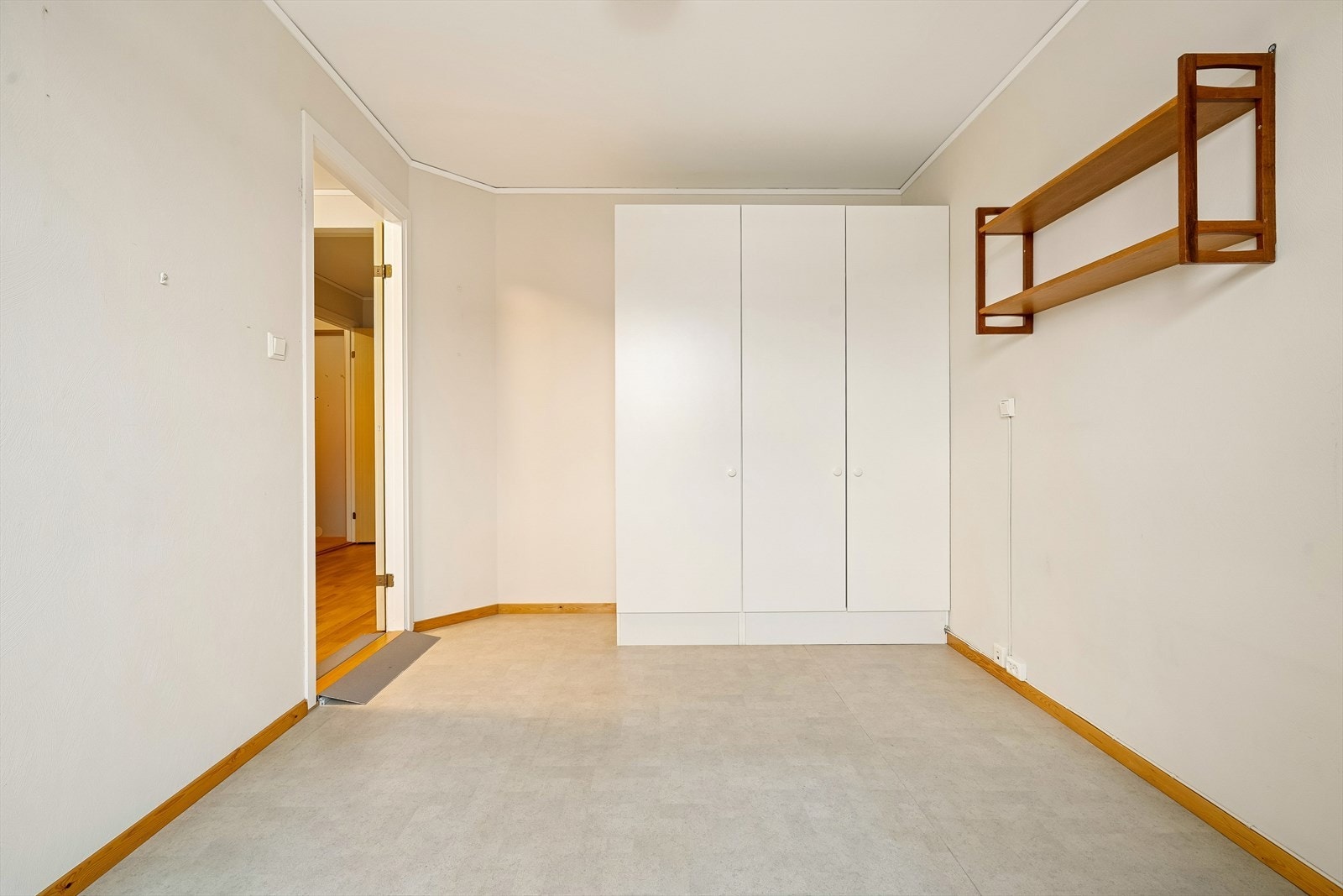 Del av soverommet med garderobeskap Galleribilde