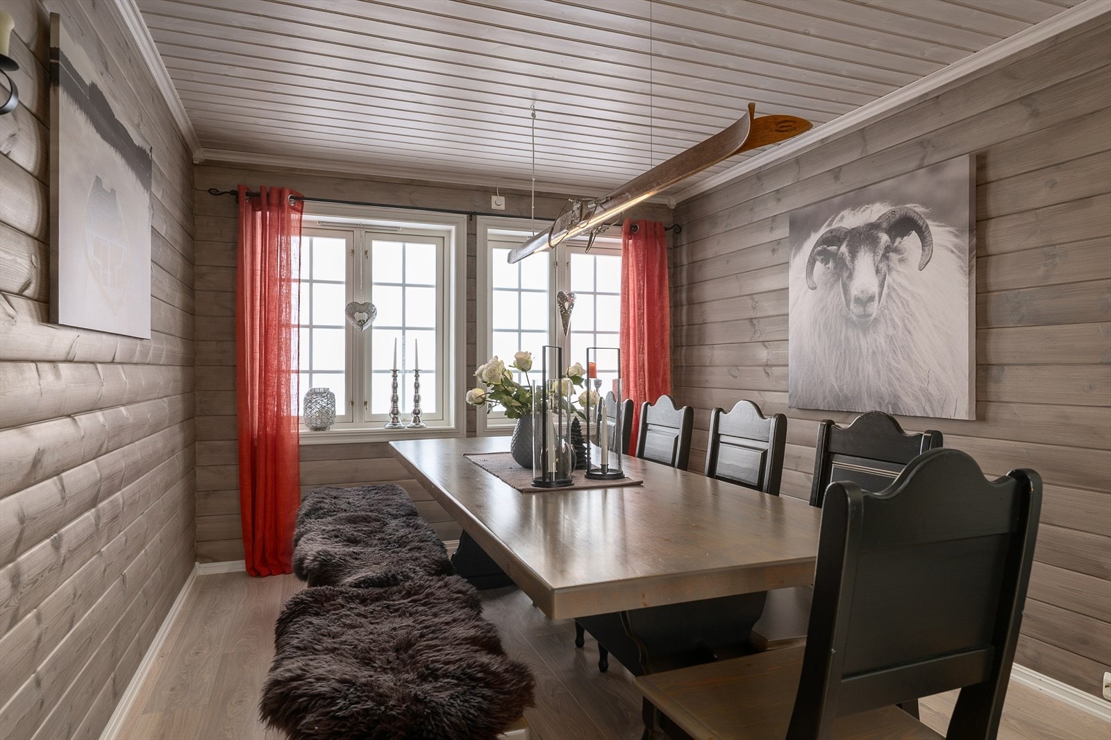 Her er det god plass til et langbord for hyggelige måltider med familie og venner. Galleribilde