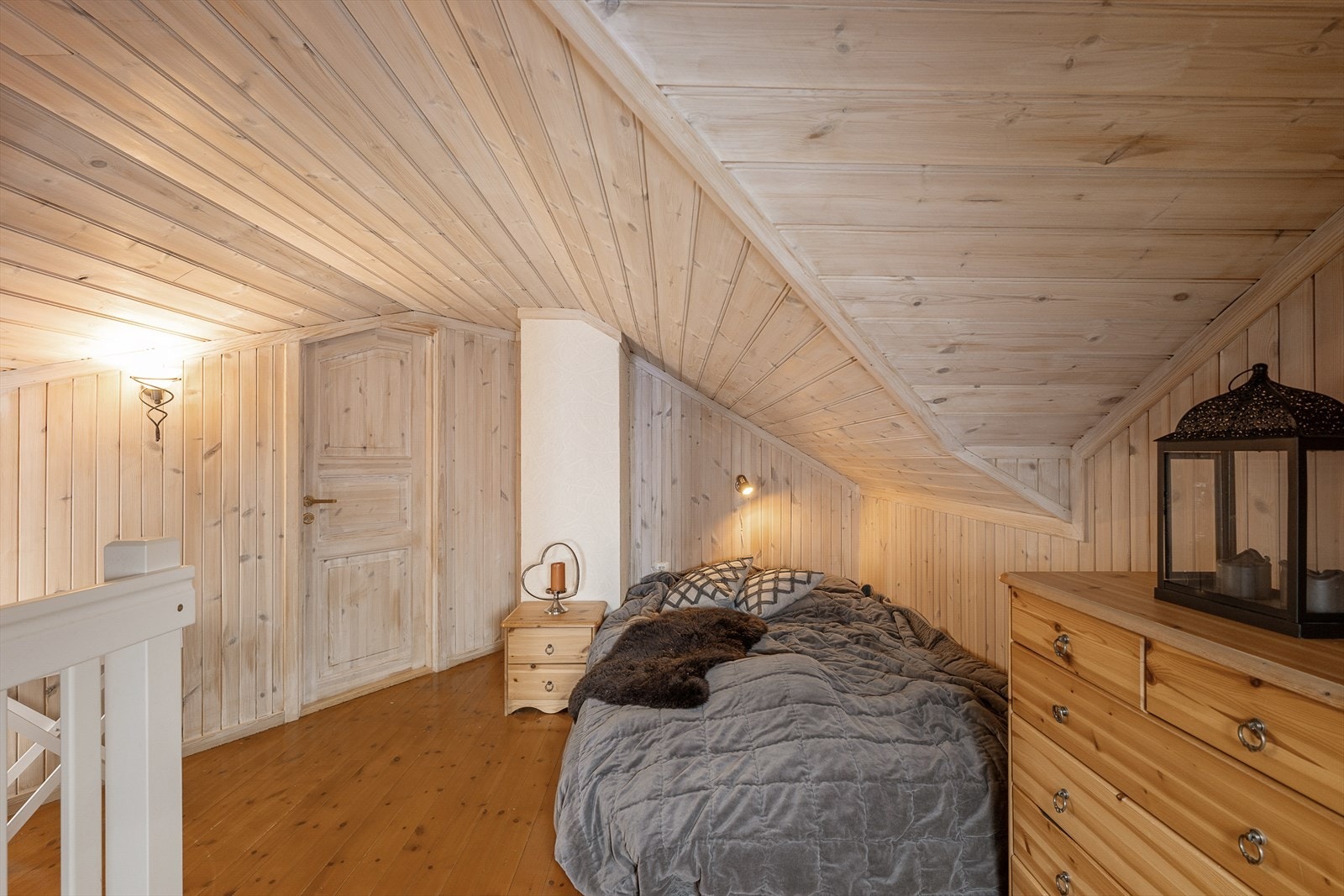 En smart sovealkove utnytter plassen på hemsen. Galleribilde