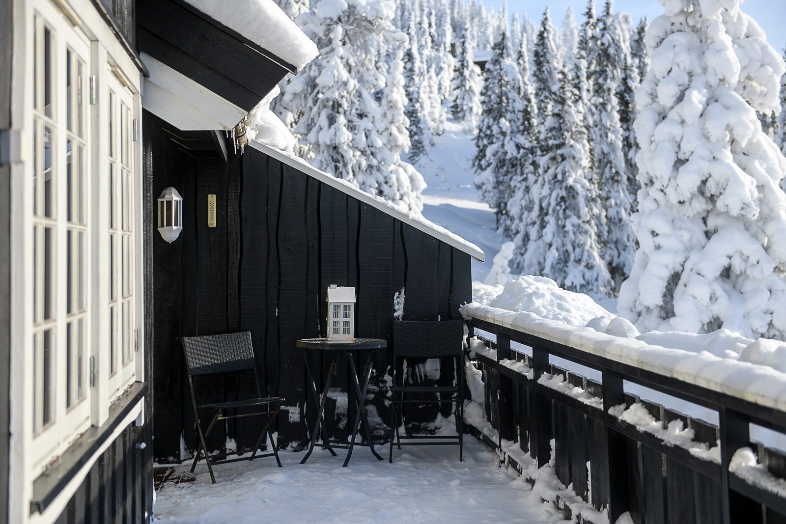 En lun krok på terrassen for morgenkaffen. Galleribilde