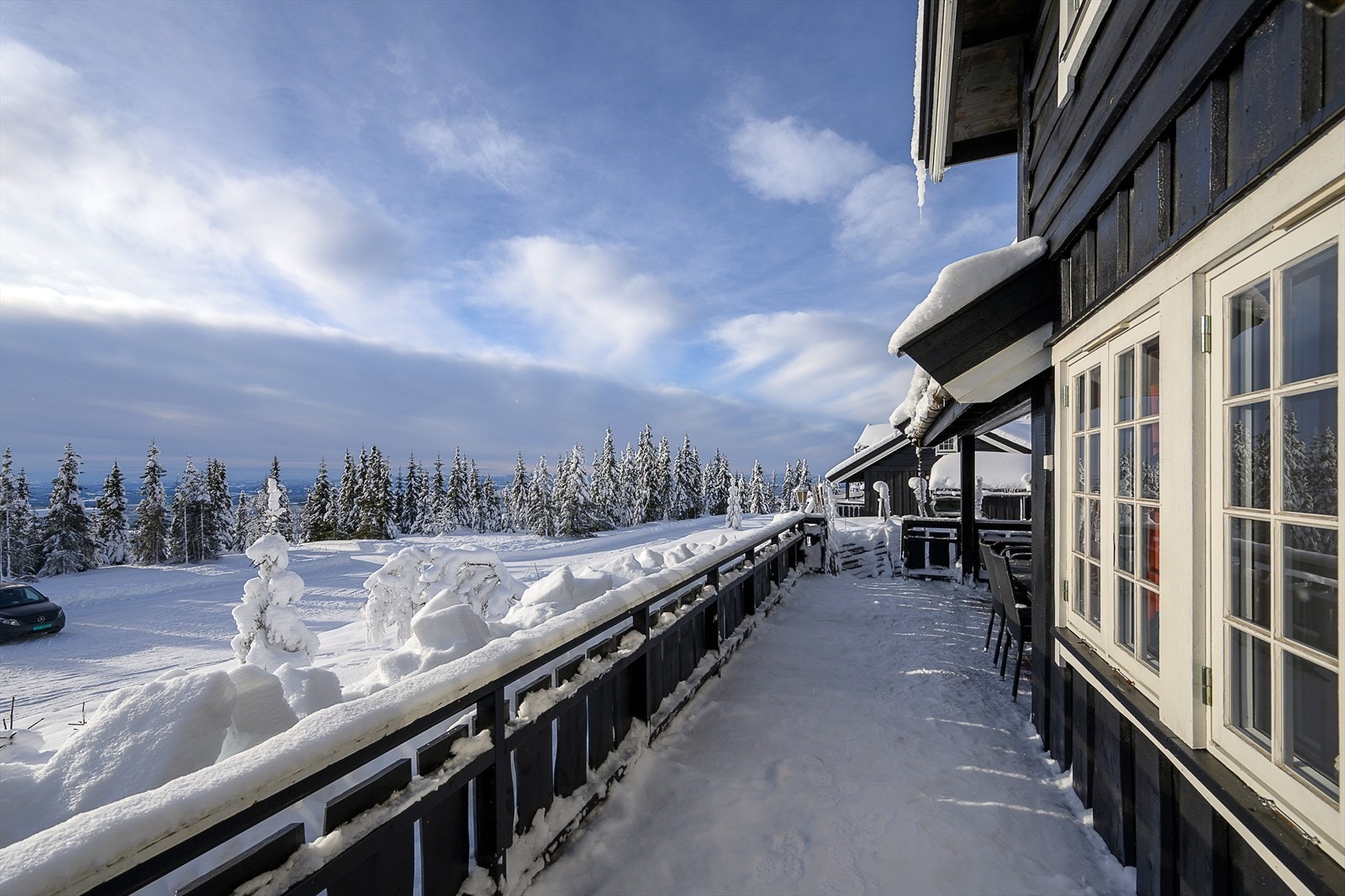 Terrassen gir rikelig med plass for utemøbler og sosialt samvær. Galleribilde