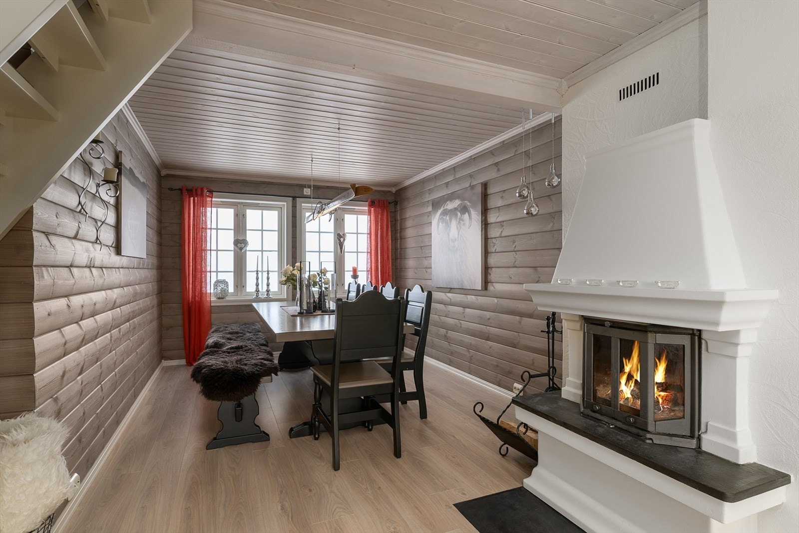 Peisen gir både god varme og skaper riktig stemning. For øvrig varmes hytta opp med elektrisk fyring. Galleribilde