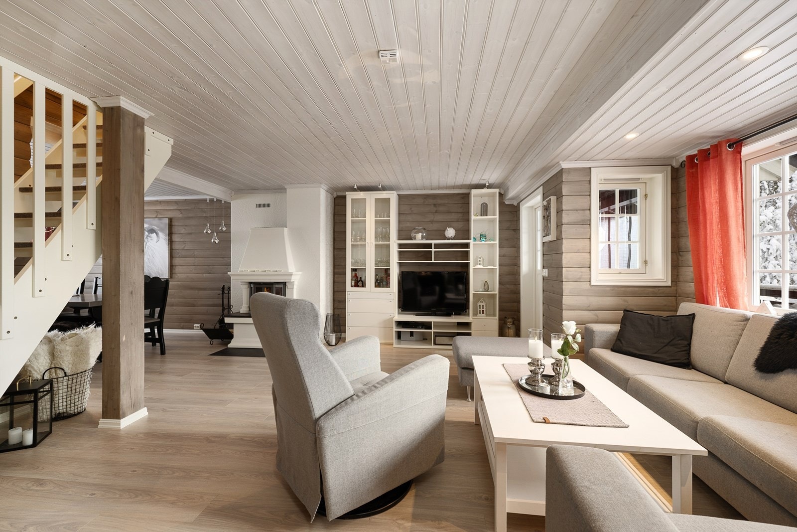 Det er en åpen og fin løsning mellom stue og spisestue og hytta har et hyggelig og romslig allrom. Galleribilde