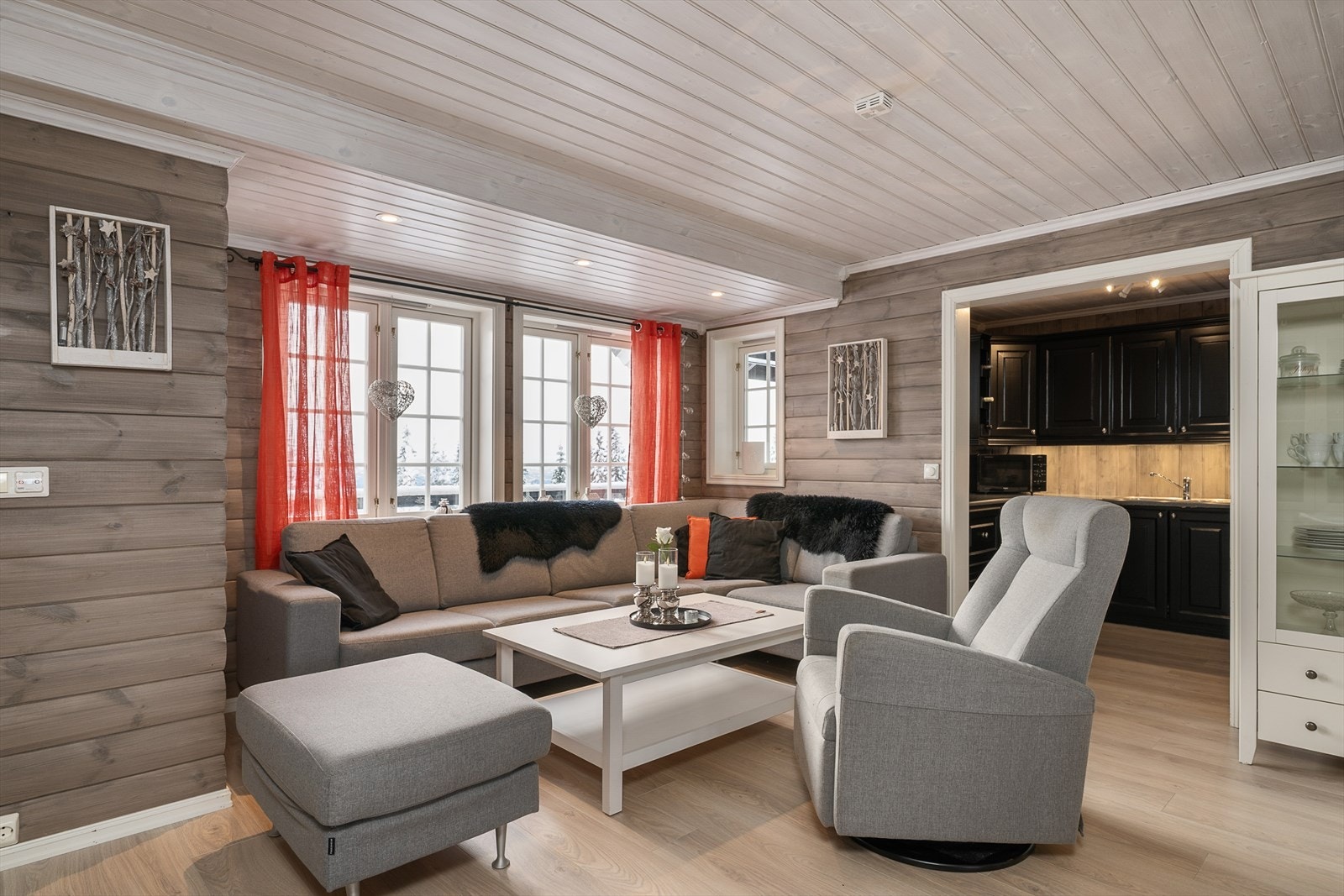 Vindusflatene gir godt med dagslys inn i stua og bidrar til en fin romfølelse. Galleribilde