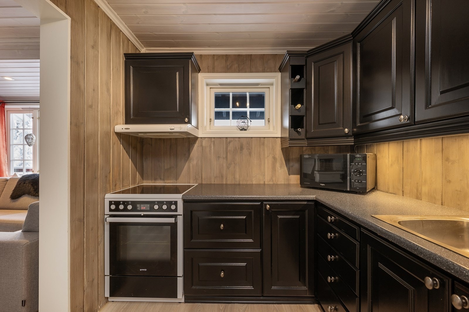 Innredningen har profilerte fronter og er utstyrt med frittstående hvitevarer. Galleribilde