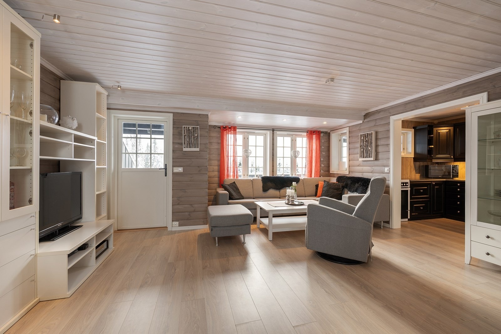 Den åpne stuen har god plass til å møblere. Lune og delikate fargetoner preger overflatene. Galleribilde