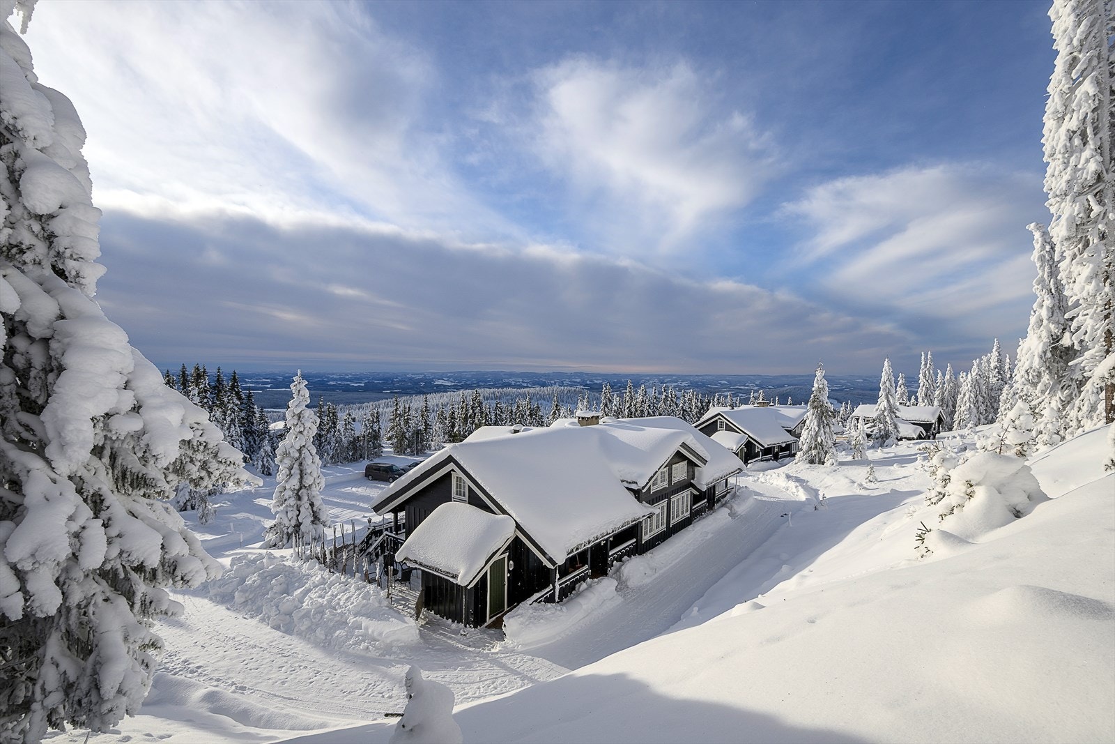Hytta ligger flott til i terrenget i et etablert hytteområde. Solrikt! Galleribilde