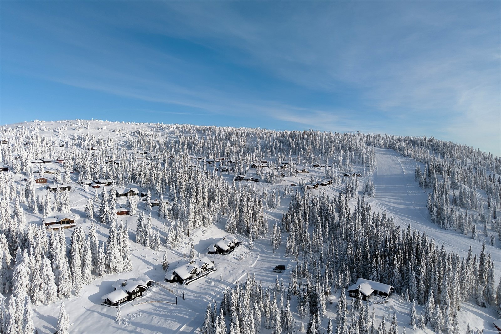 Tett på Sjusjøen Skisenter! Her får du ski-inn/ut til alpinanlegget. Galleribilde