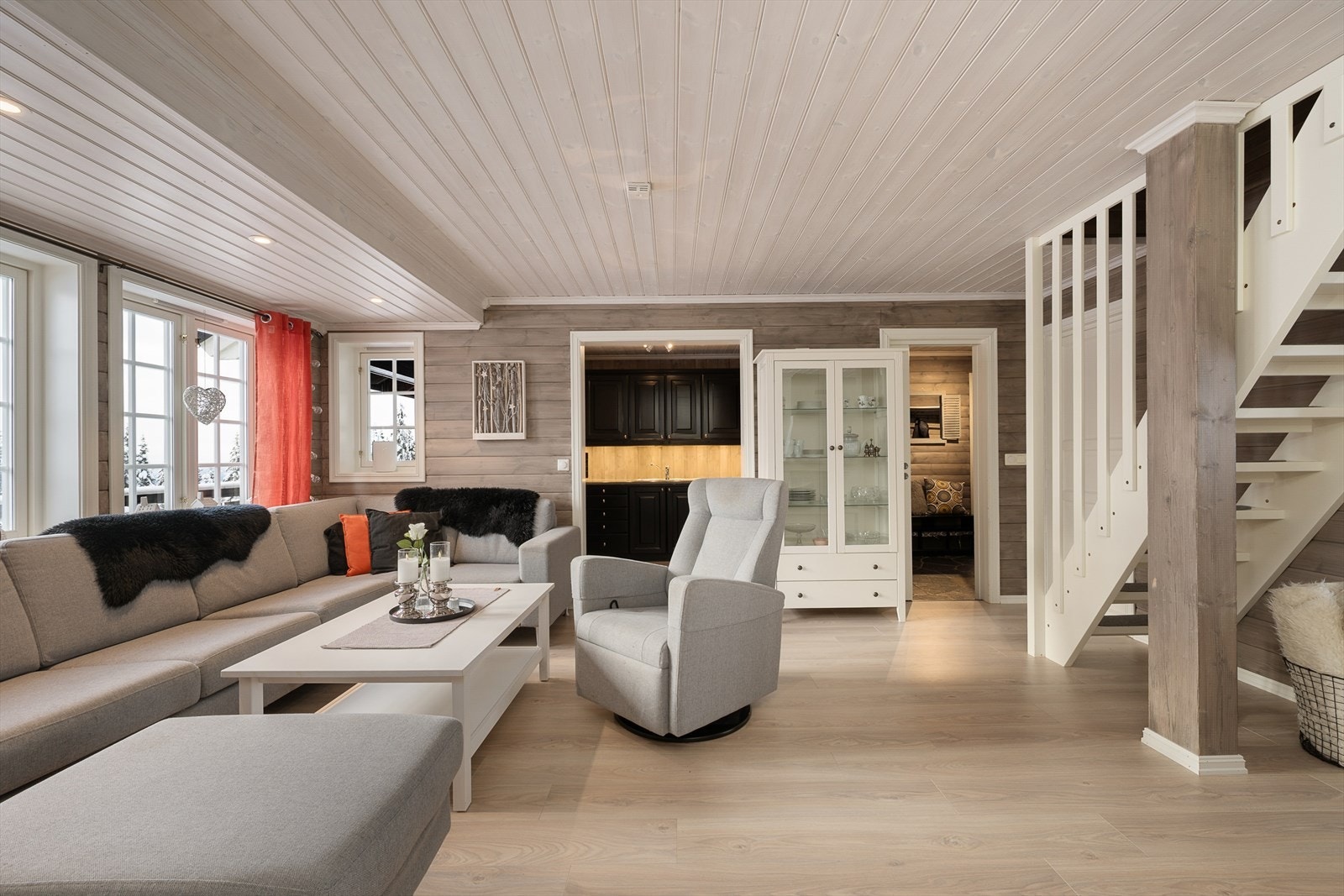 Gjennomgående materialvalg skaper en helhetlig og lun atmosfære i hytta. Galleribilde