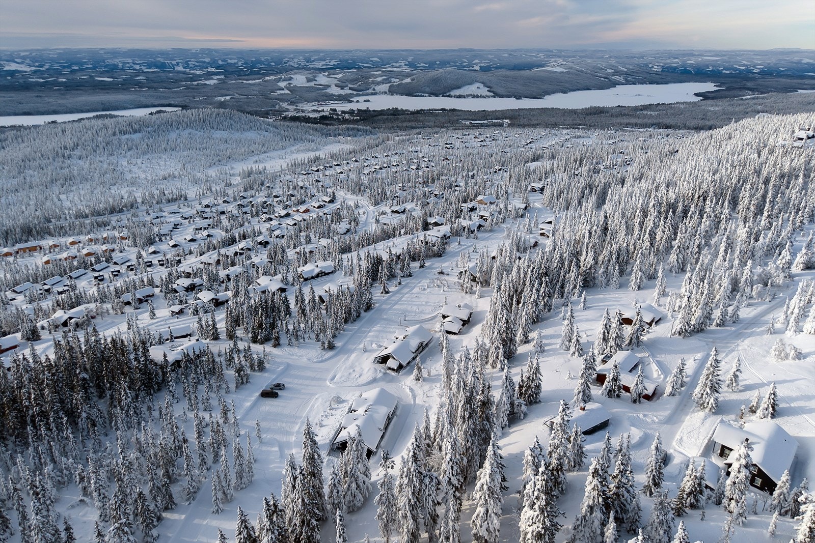 Nærmeste dagligvarehandel er Joker Mesnali, som også er søndagsåpen, kun 7 minutter unna. Galleribilde