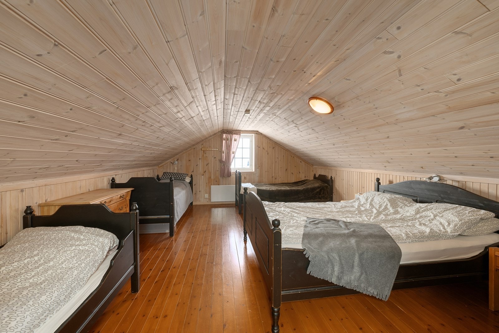 Et stort, åpent rom på hemsen gir fleksibilitet i forholdt til både sengeplasser og oppholdsrom. Galleribilde