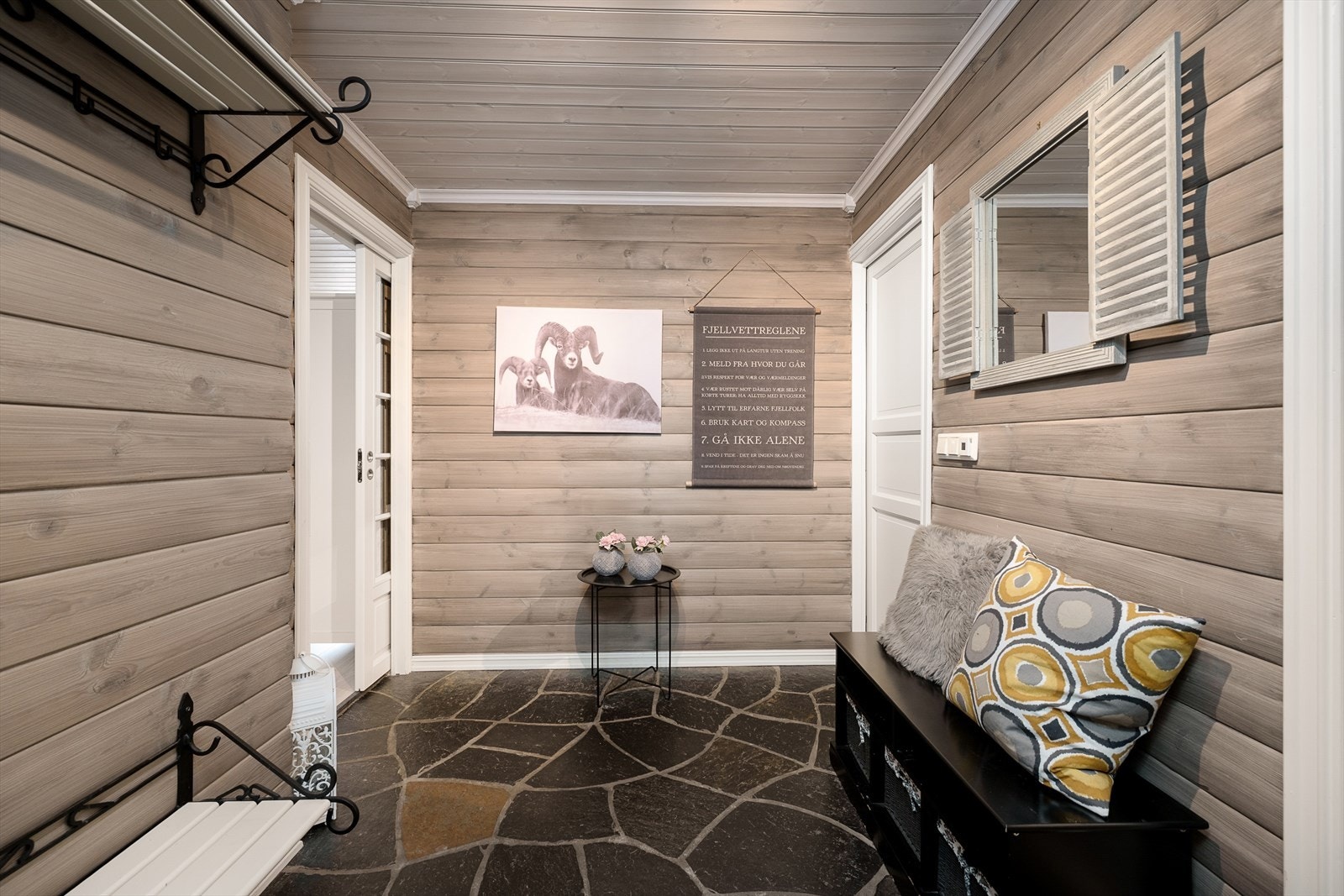 Du kommer inn i en romslig entré med skiferheller på gulvet. Galleribilde
