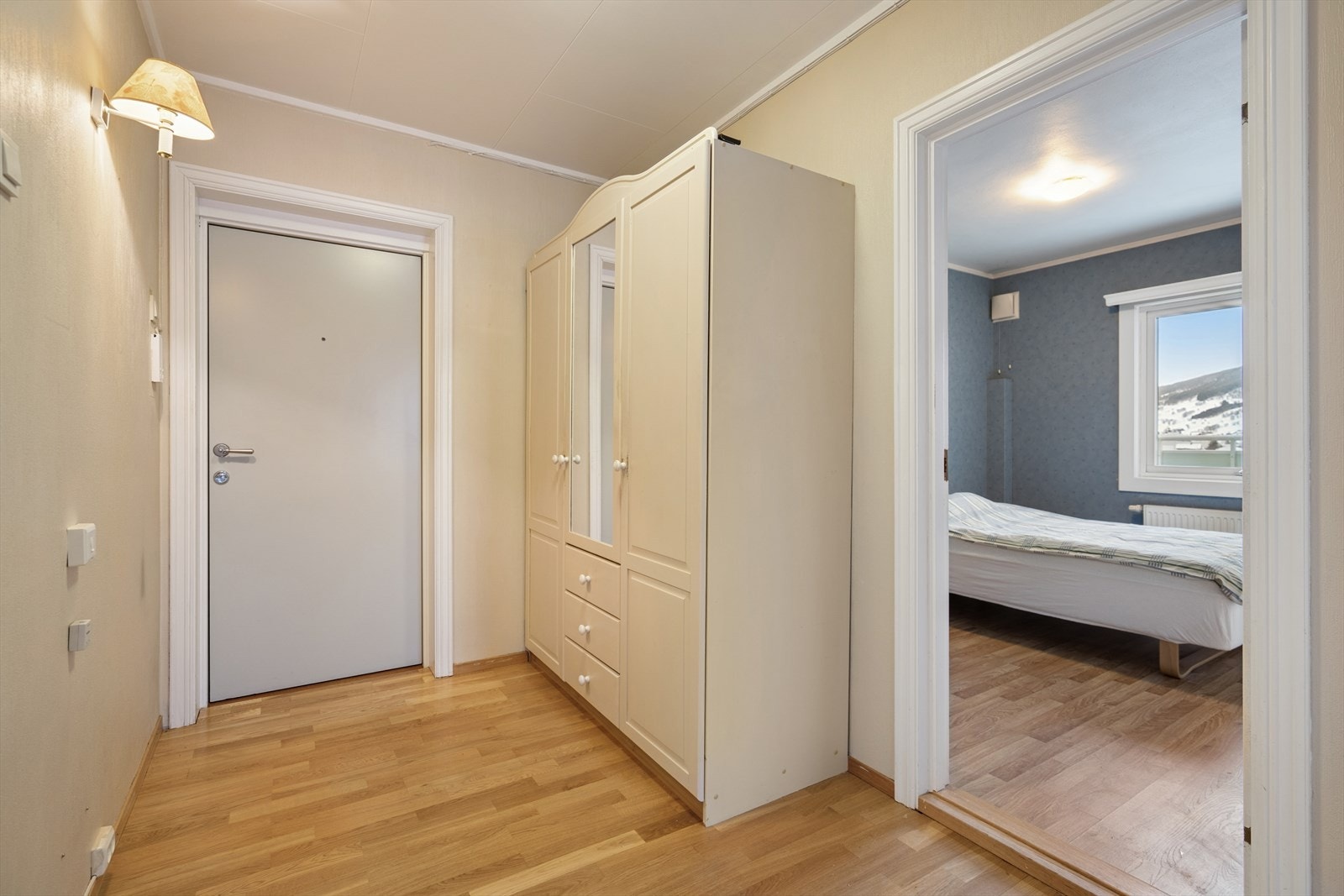 Stor gang som tar deg videre inn i leiligheten Galleribilde