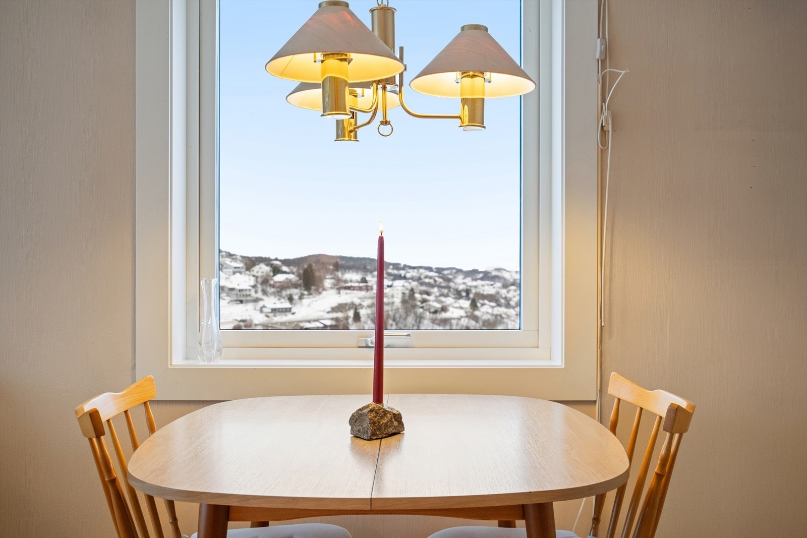 Fra spisestuedelen har du fin utsit mot Trondenes Galleribilde