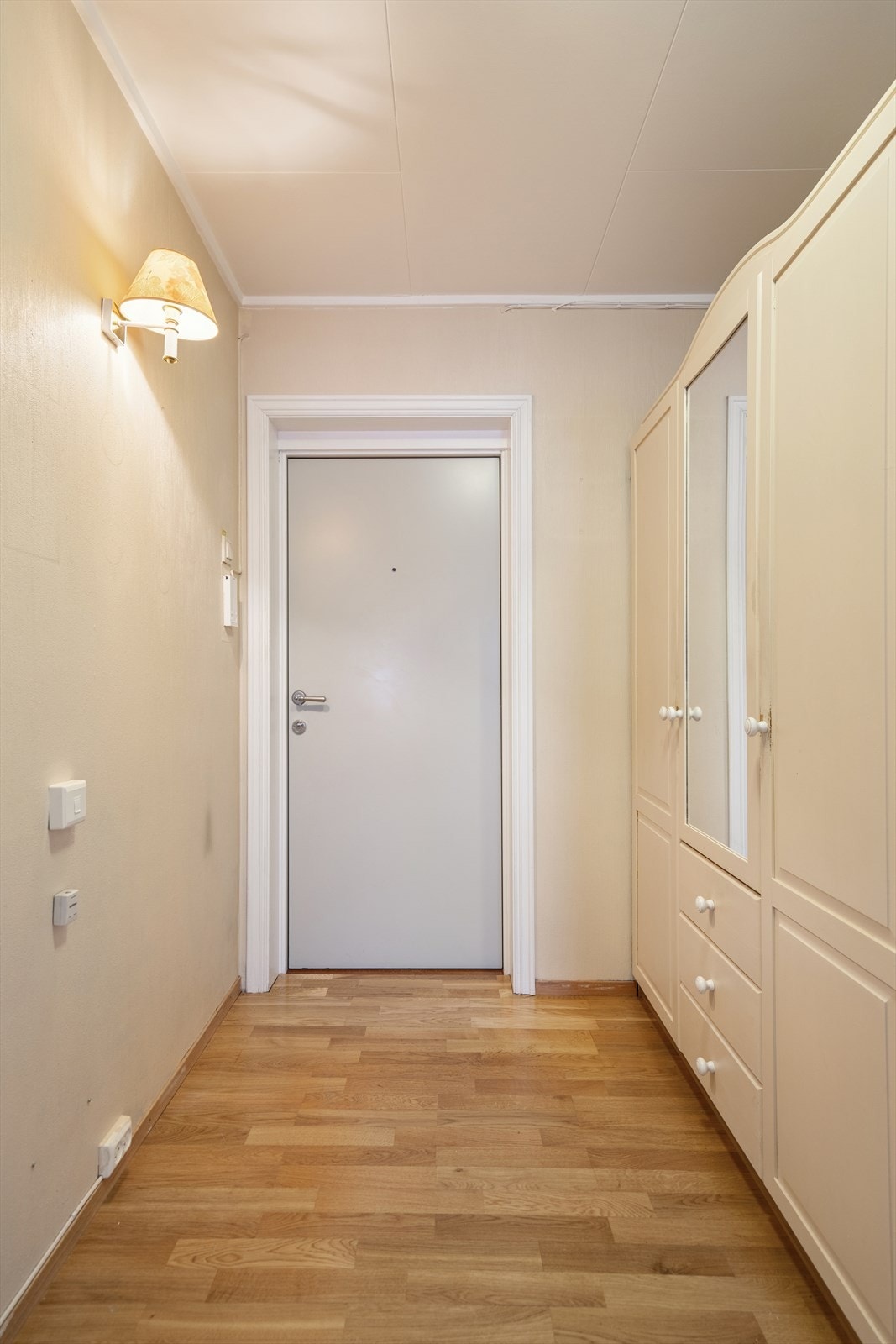 Velkommen inn til stor gang med garderobeskap til å henge fra seg yttertøyet Galleribilde