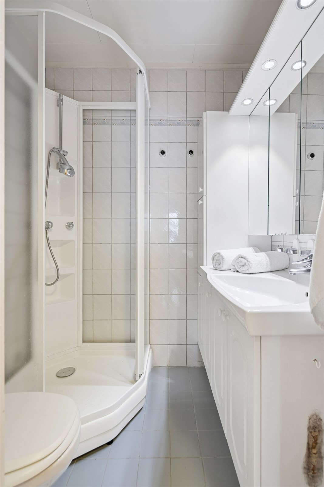 Flislagt bad. Felles vaskerom i 1 etasje Galleribilde