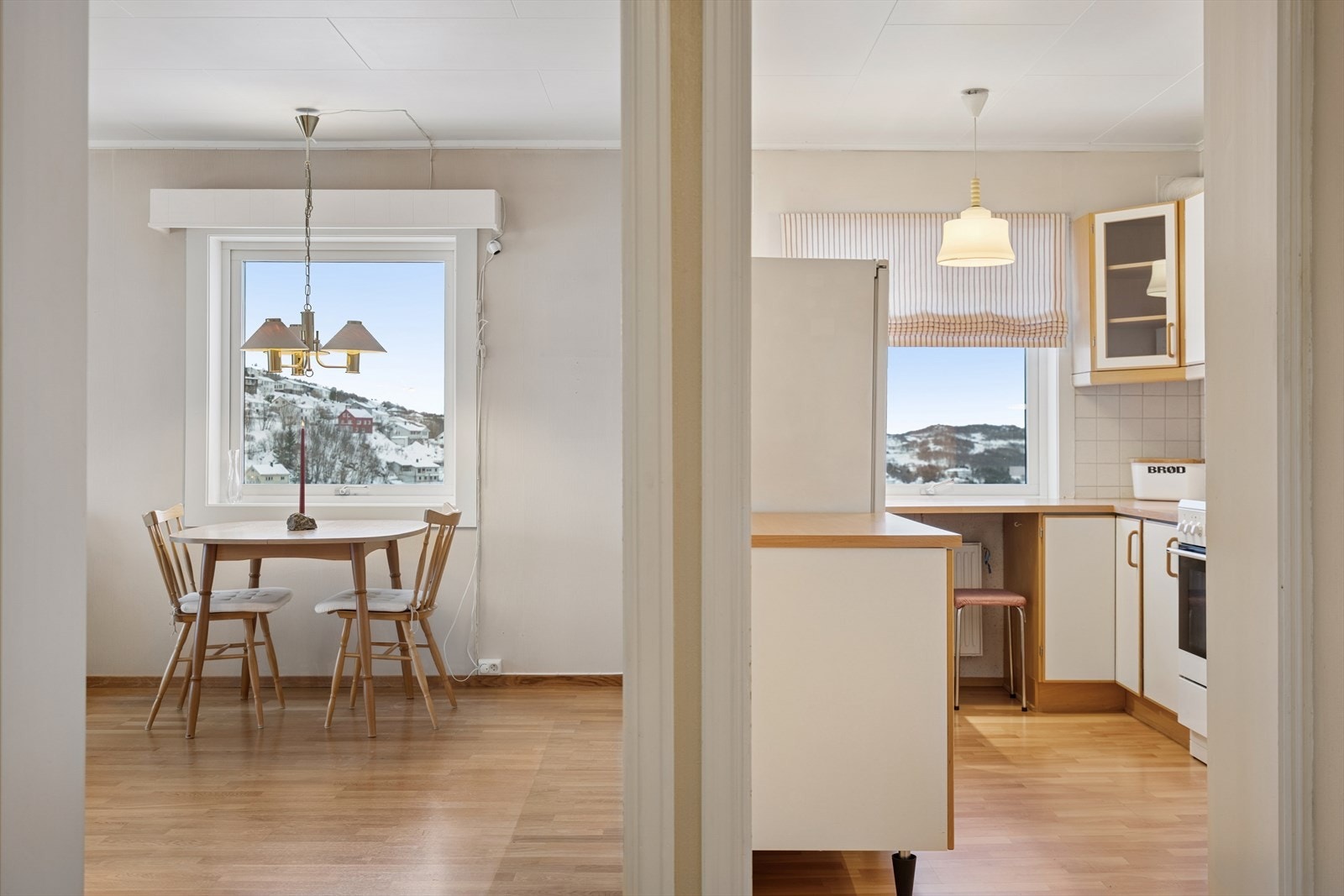Fra kjøkken og stuen er det god utsikt mot Trondenes Galleribilde