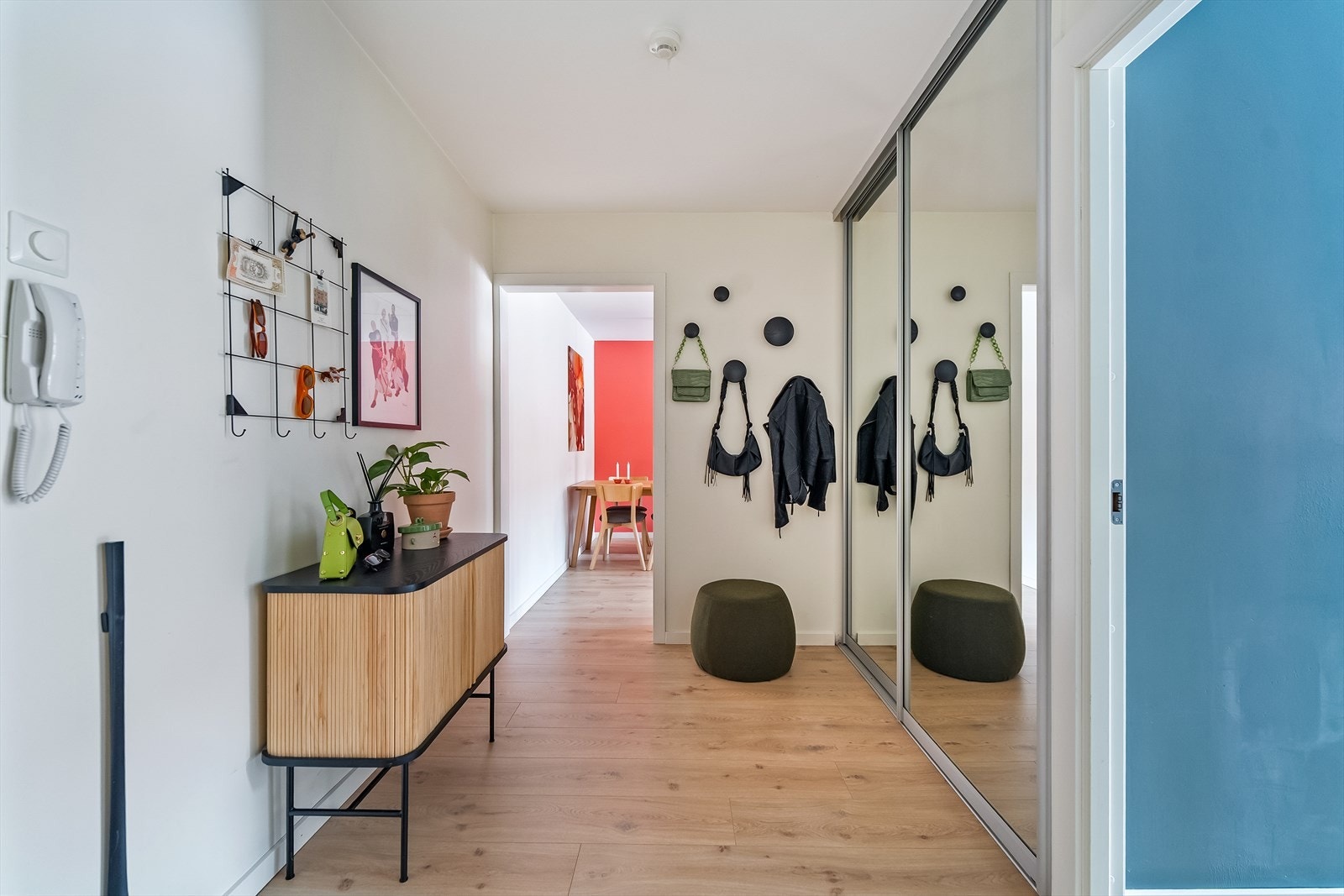 Innbydende entré med skyvedørsgarderobe og god plass til å henge fra seg yttertøy og sko. Galleribilde