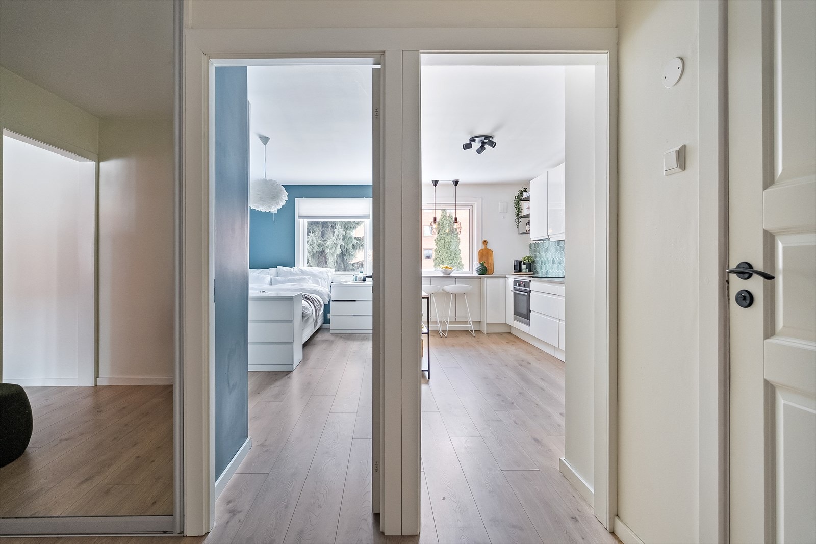 Gjennomgående planløsning med kjøkken adskilt fra oppholdsrommet, som gir en funksjonell og ryddig rominndeling. Galleribilde