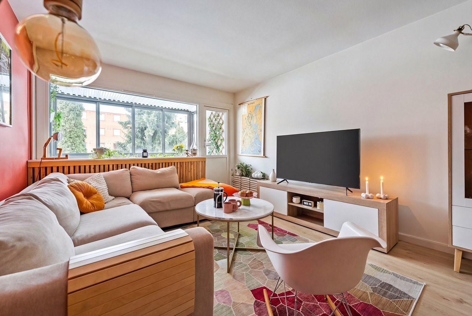 Fra stuen er det utgang til en hyggelig innglasset balkong. Galleribilde