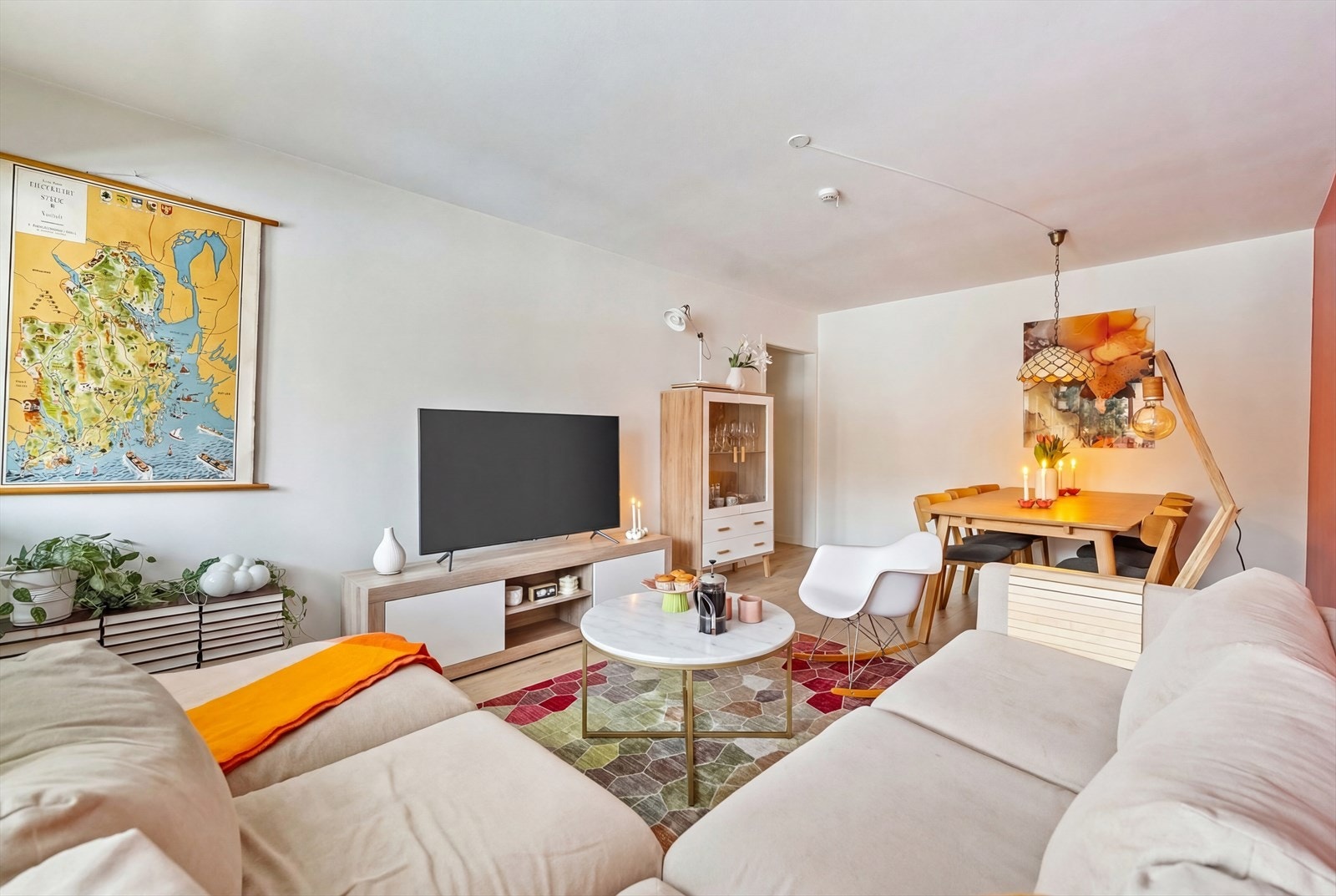 Store vindusflater gir godt med naturlig lysinnslipp. Galleribilde