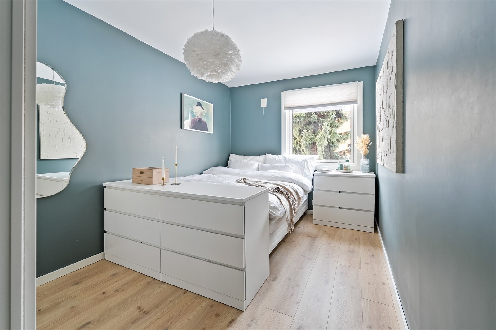 Romslig soverom med god plass til dobbeltseng og tilhørende møblement. Galleribilde