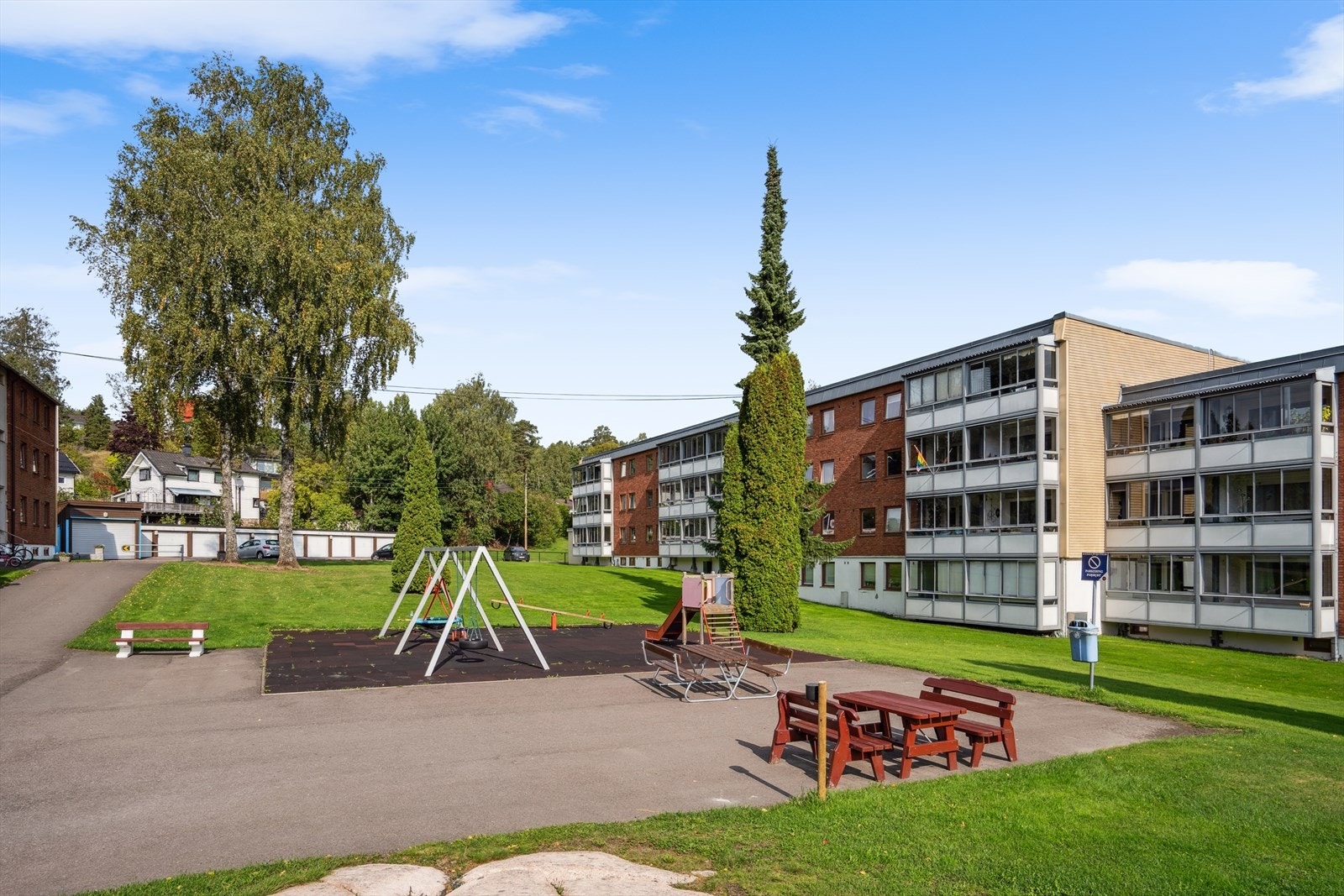 Borettslagets beboere har utrolig fine uteplasser og friområder for både to- og firbeinte! Galleribilde