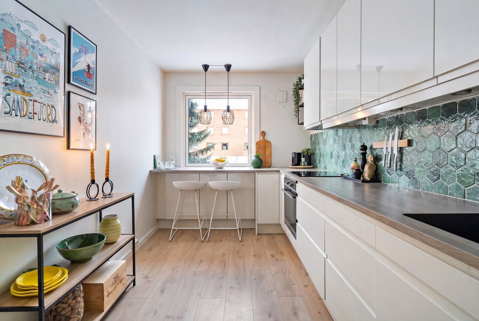 Kjøkken fra 2020 med glatte hvite fronter i vinkel, som gir et tidløst og funksjonelt uttrykk. Galleribilde