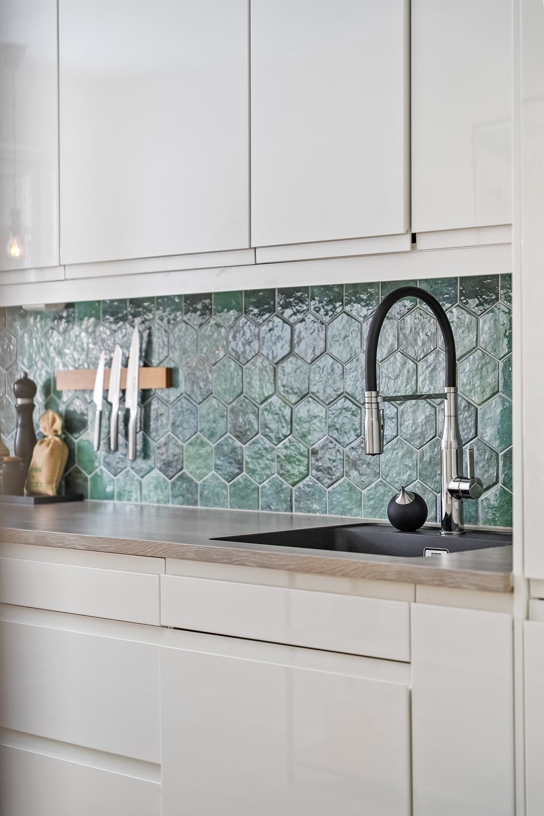 Lekre fliser mellom benk og overskap som gir en fin og stilfull fargekontrast. Galleribilde