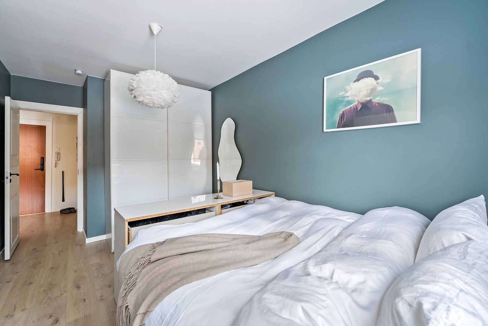 På soverommet er det en skyvedørsgarderobe for ekstra oppbevaring. Galleribilde