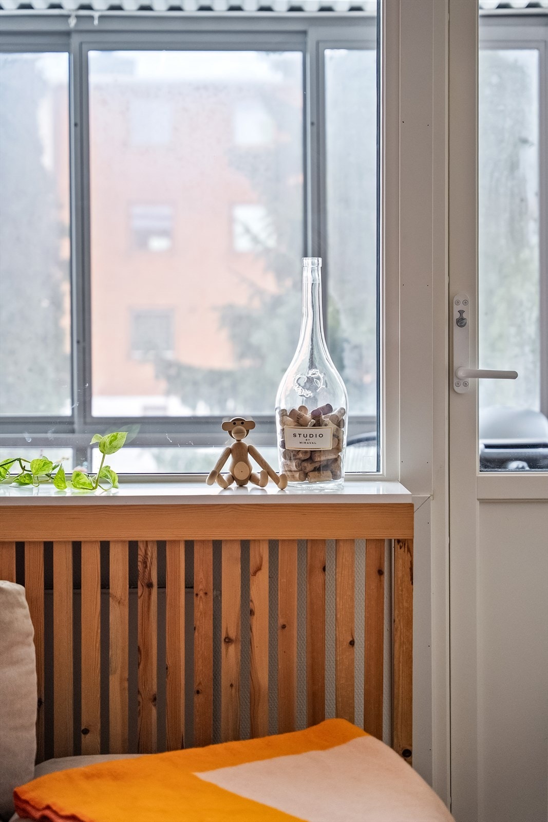 Stuen har radiatorer med vannbåren varme, diskret skjult bak spiler som gir et moderne og stilrent uttrykk. Galleribilde