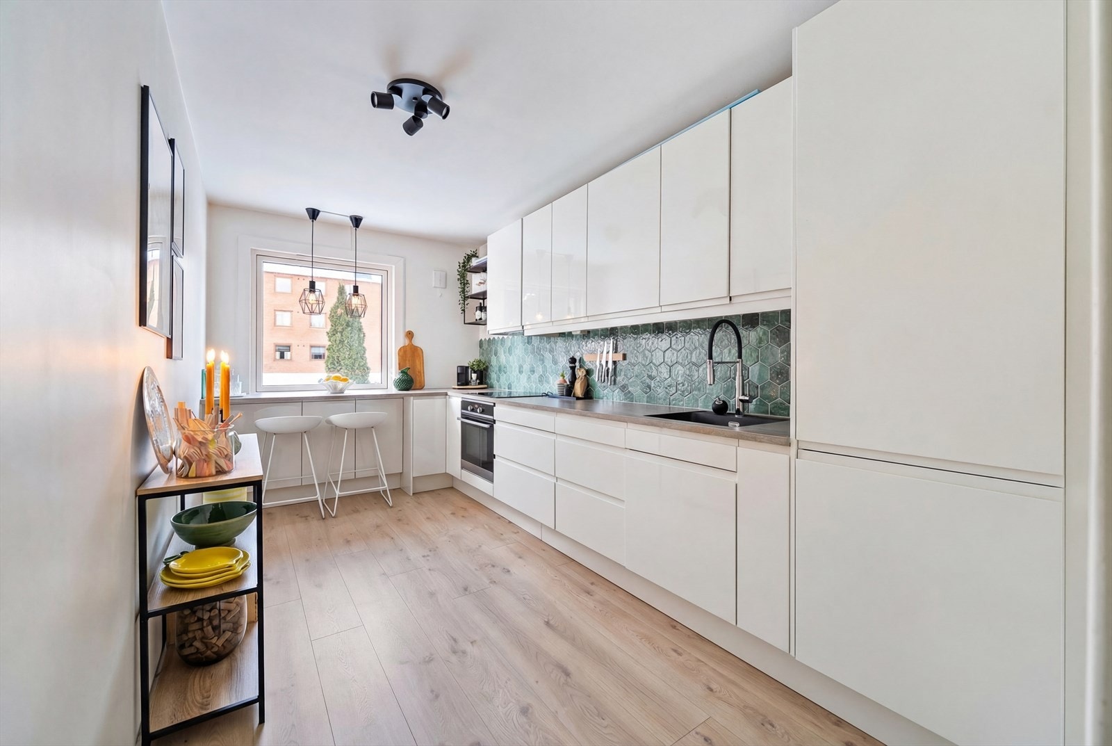 Kjøkkenet er utstyrt med integrerte hvitevarer bestående av oppvaskmaskin, stekeovn, induksjonsplatetopp og kjøleskap. Galleribilde