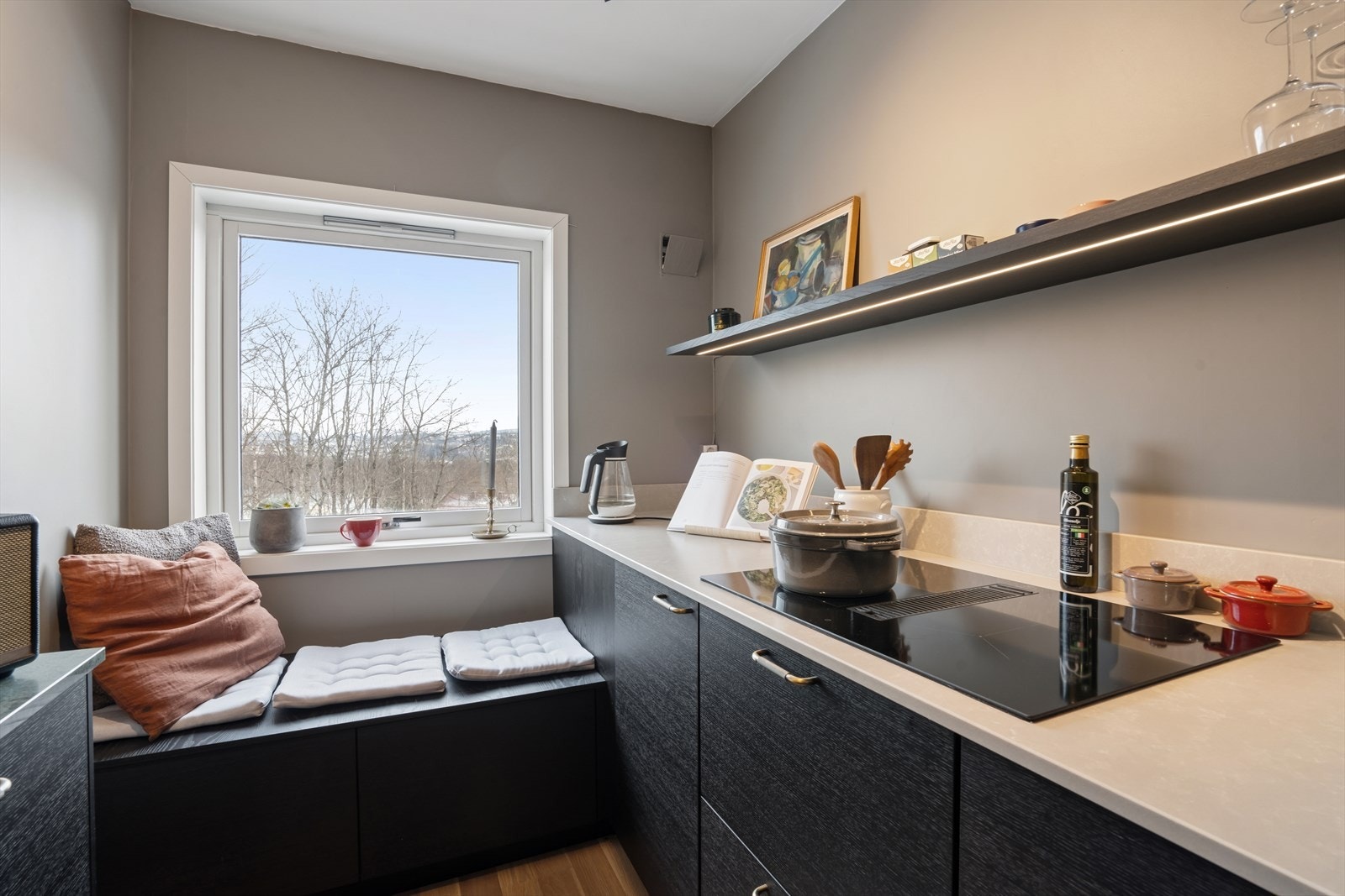 Gode arbeidsflater, rikelig oppbevaring og gjennomtenkt funksjonalitet gjør dette til en naturlig samlingsplass. Galleribilde