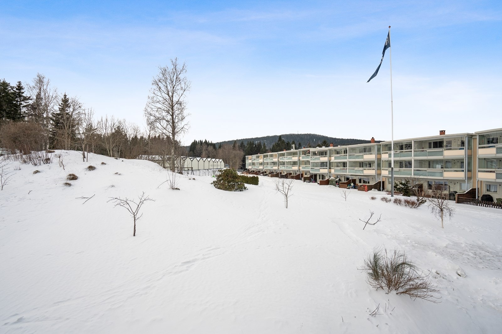Fellesområdene er flott opparbeidet med store grøntarealer som er pent beplantet med frukttrær og prydbusker. Her finner man også lekeplass og sittegrupper. Et stort og flott fellesareal hvor både store og små vil trives! Galleribilde