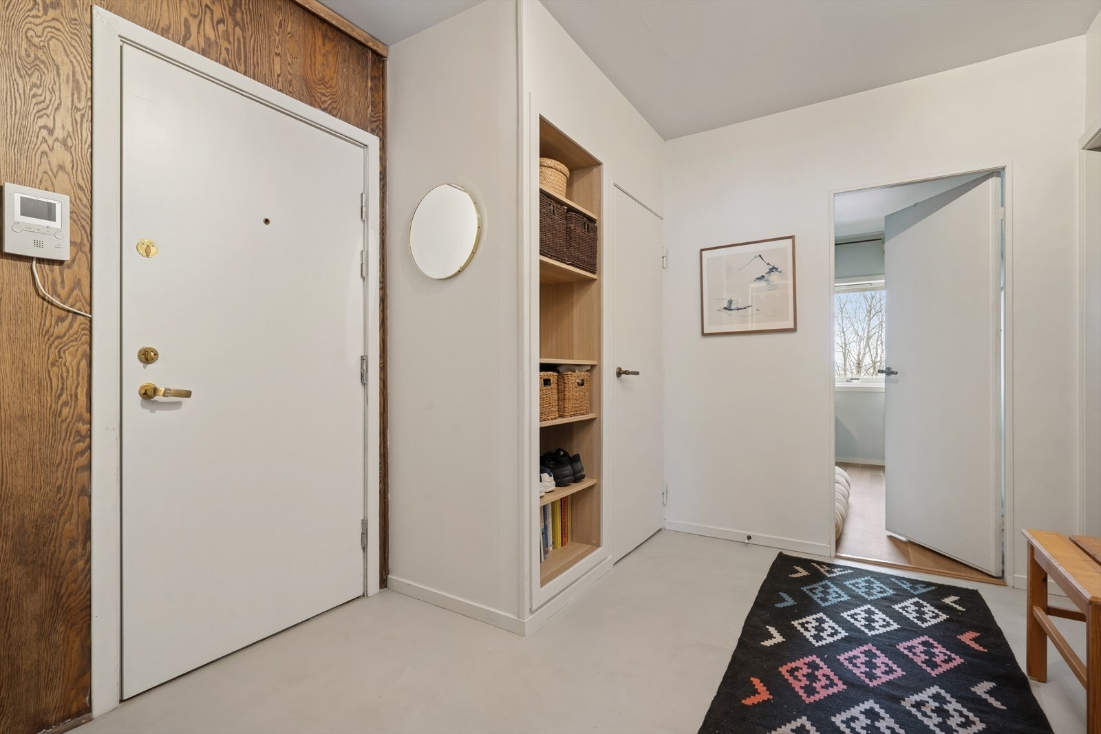 Man ønskes velkommen inn i en stor og lys gang som er praktisk innredet med mikrosement på gulv og godt med garderobeplass hvor man kan henge fra seg yttertøy og sko. Galleribilde