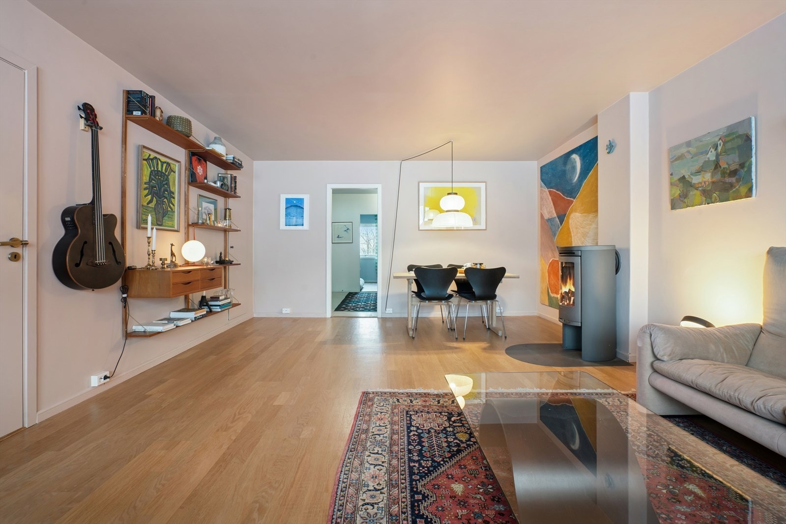 Stuen er utstyrt med en flott vedovn som sørger for god og energieffektiv oppvarming på kalde dager. Galleribilde