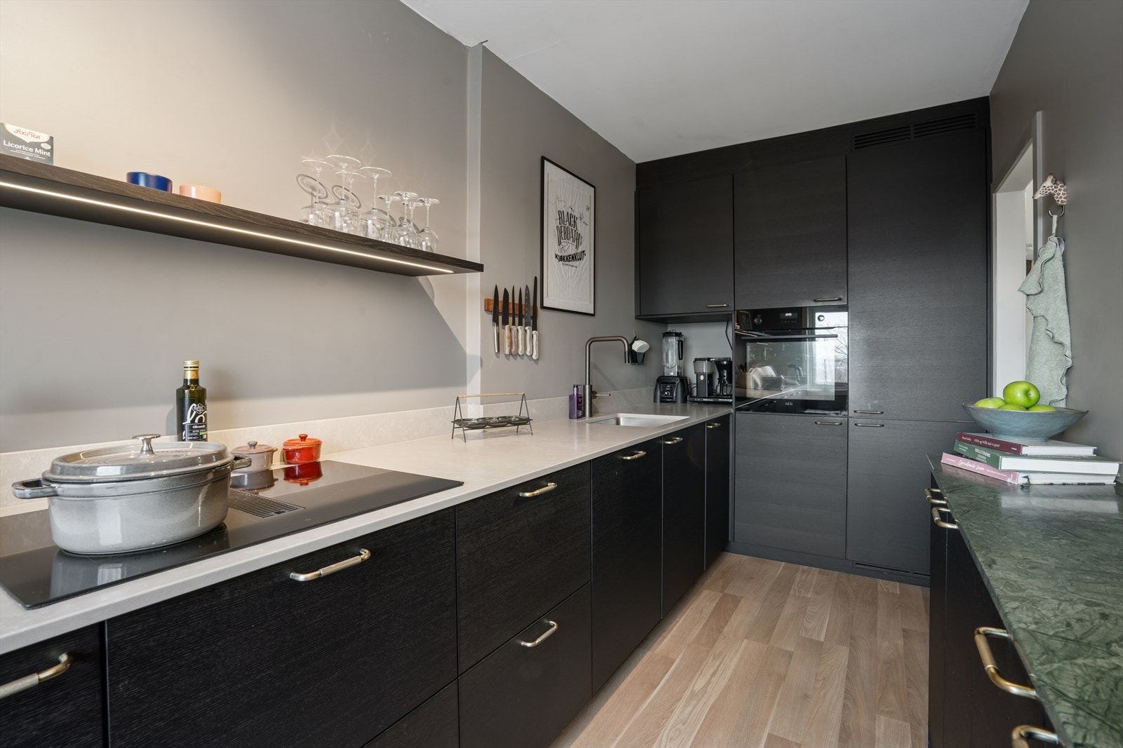 Kjøkkenet er ellers utstyrt med kombiskap, oppvaskmaskin, stekeovn og induksjonstopp med integrert ventilator. Galleribilde