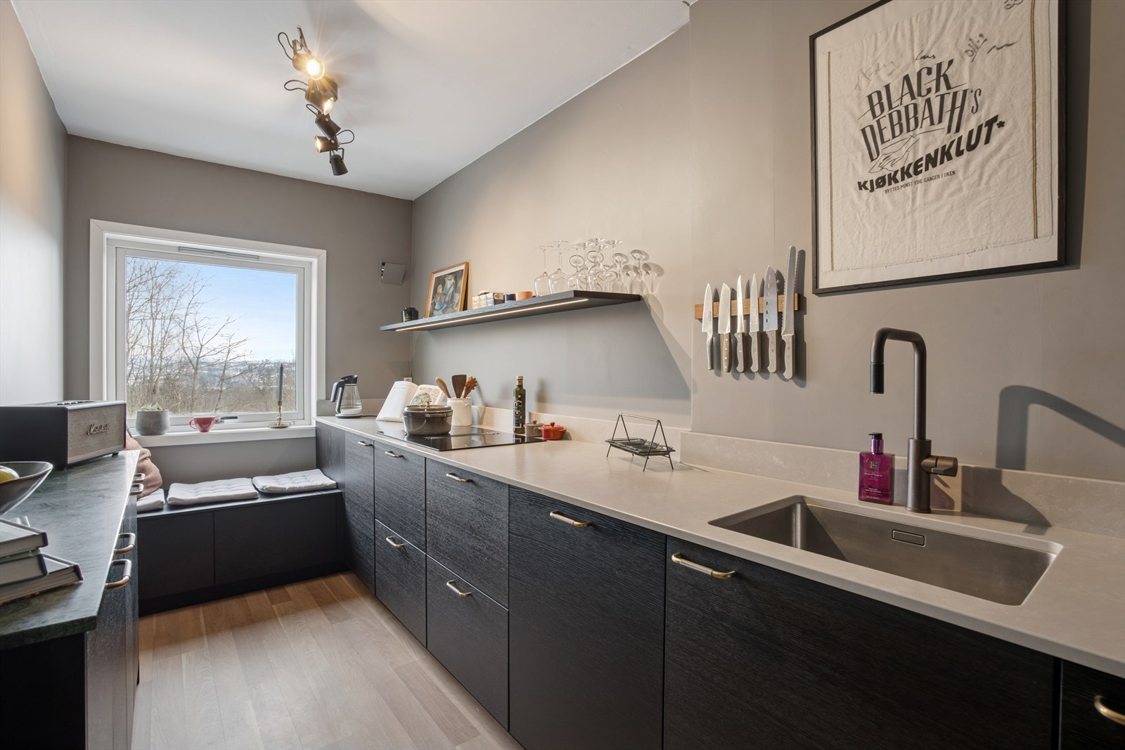 Den integrerte sittebenken med oppbevaring gir deg det lille ekstra. Et perfekt sted å ta morgenkaffen mens du ser solen stå opp over Groruddalen. Galleribilde