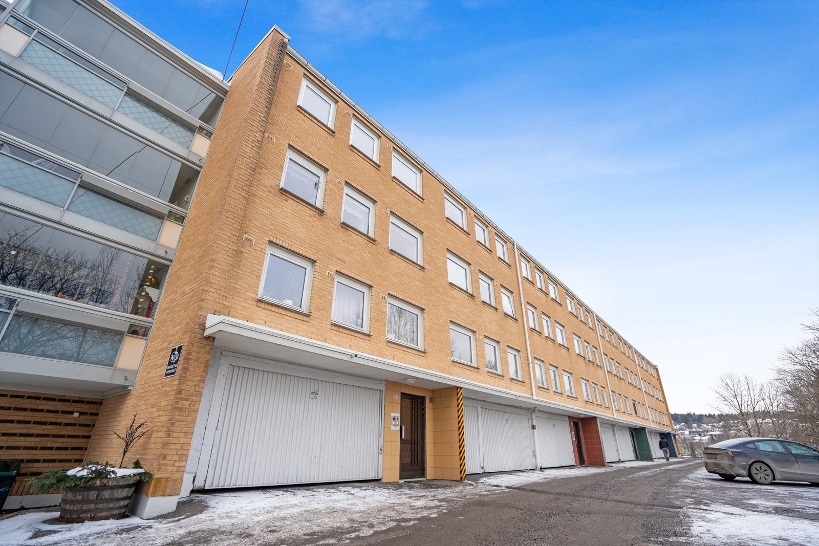 Mulighet for leie av parkeringsplass etter venteliste. Konferer megler eller kontakt styret ved eventuelle spørsmål. Galleribilde