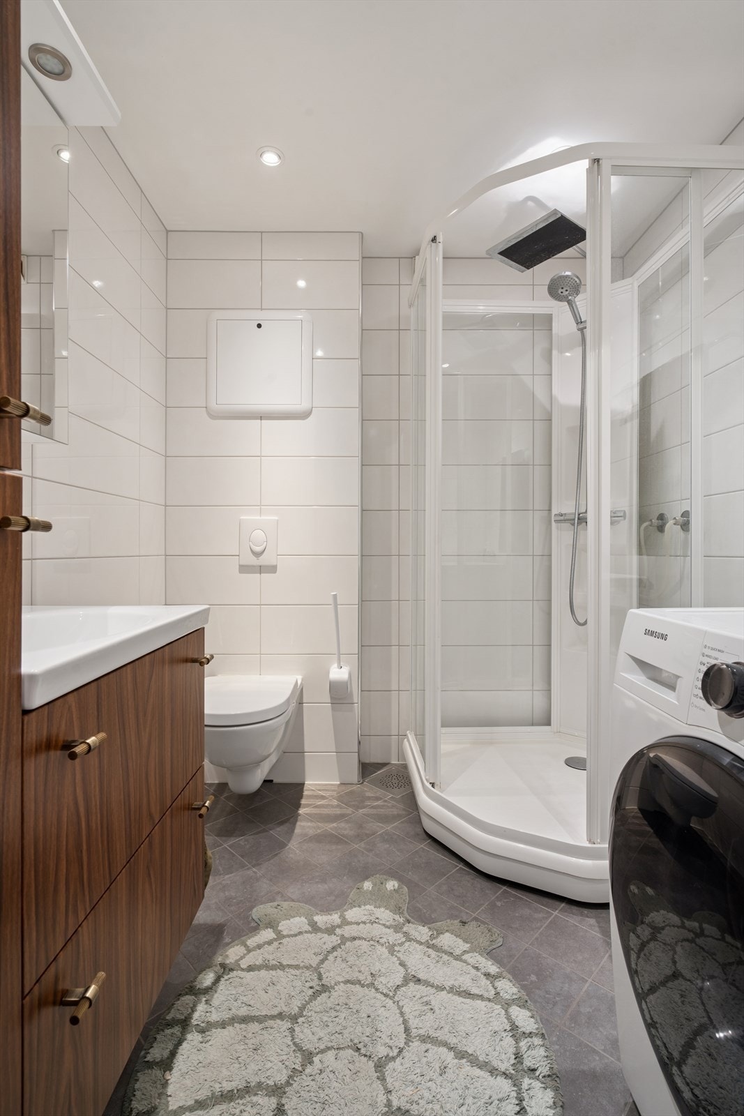 Badet fra 2013 fremstår som rent, tidløst og funksjonelt, med grå gulvfliser, hvite veggfliser og varmekabler som gir den ekstra komforten man alltid setter pris på. Galleribilde