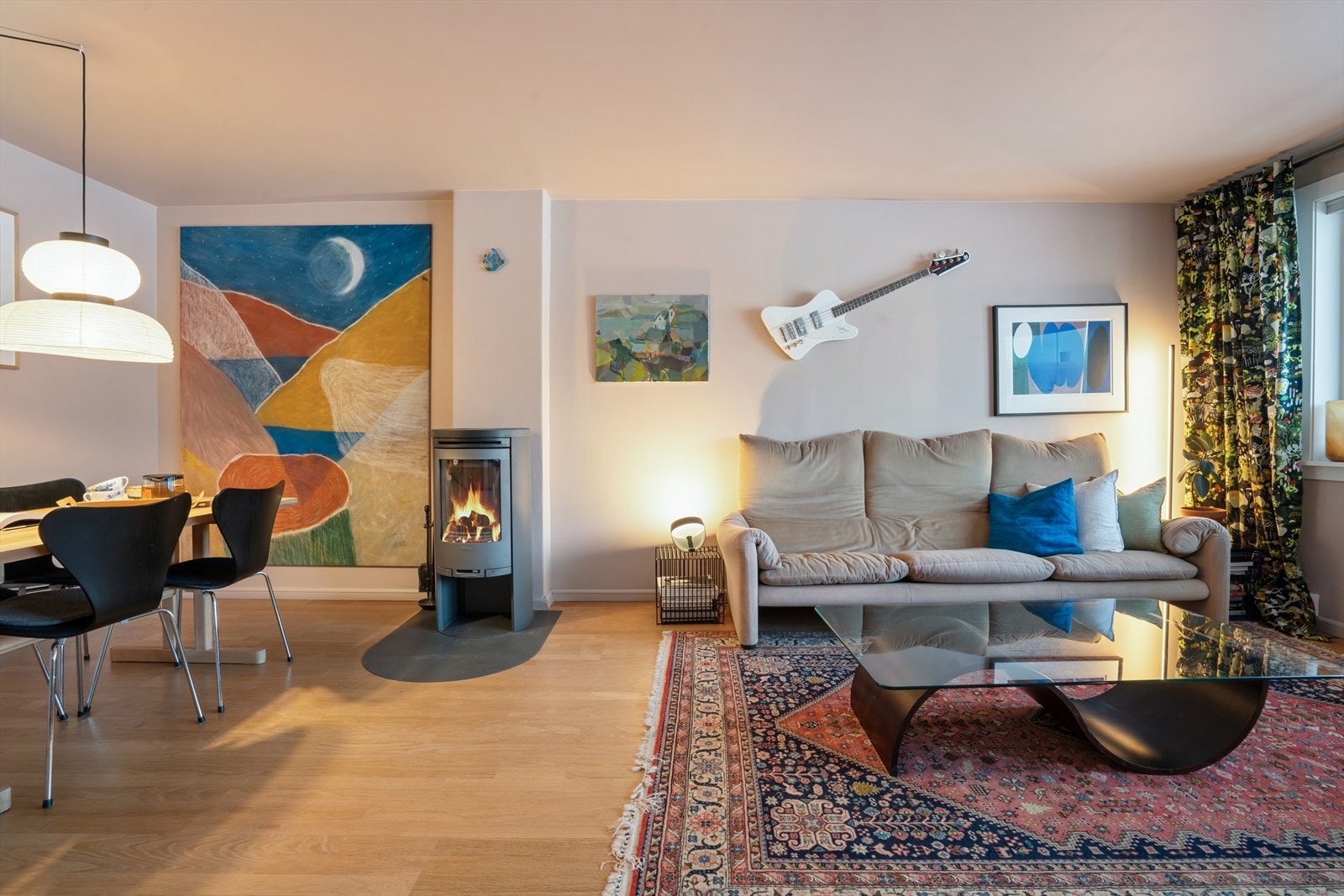 Her er det rikelig med plass til å innrede både sofakrok og spisestue i flere soner, uten å ofre romfølelsen. Galleribilde